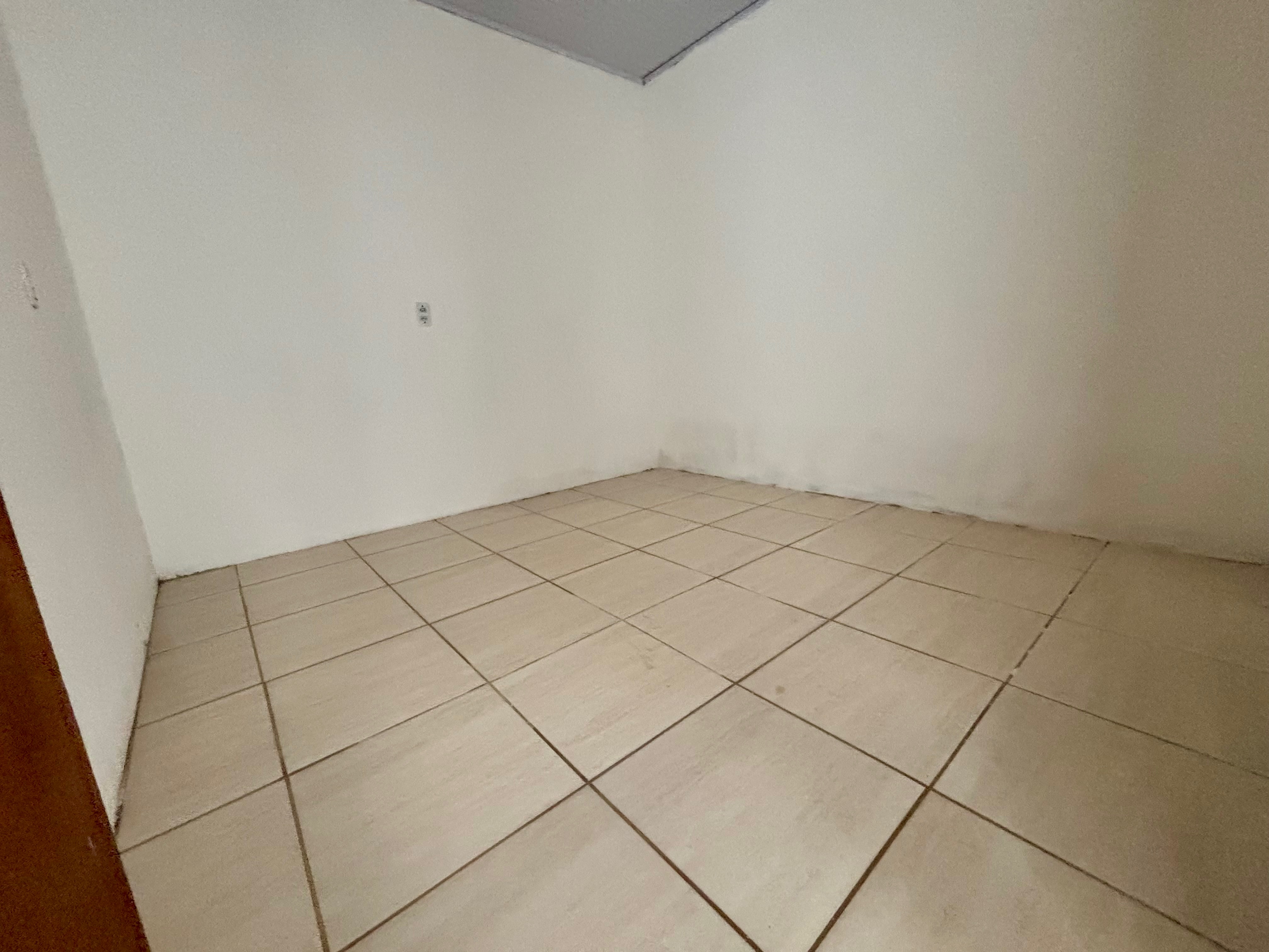 Casa com 3 moradias no mesmo terreno à venda na Vila Princesa, Três Vendas – 235 m², 4 quartos, amplo pátio e garagem. - 12