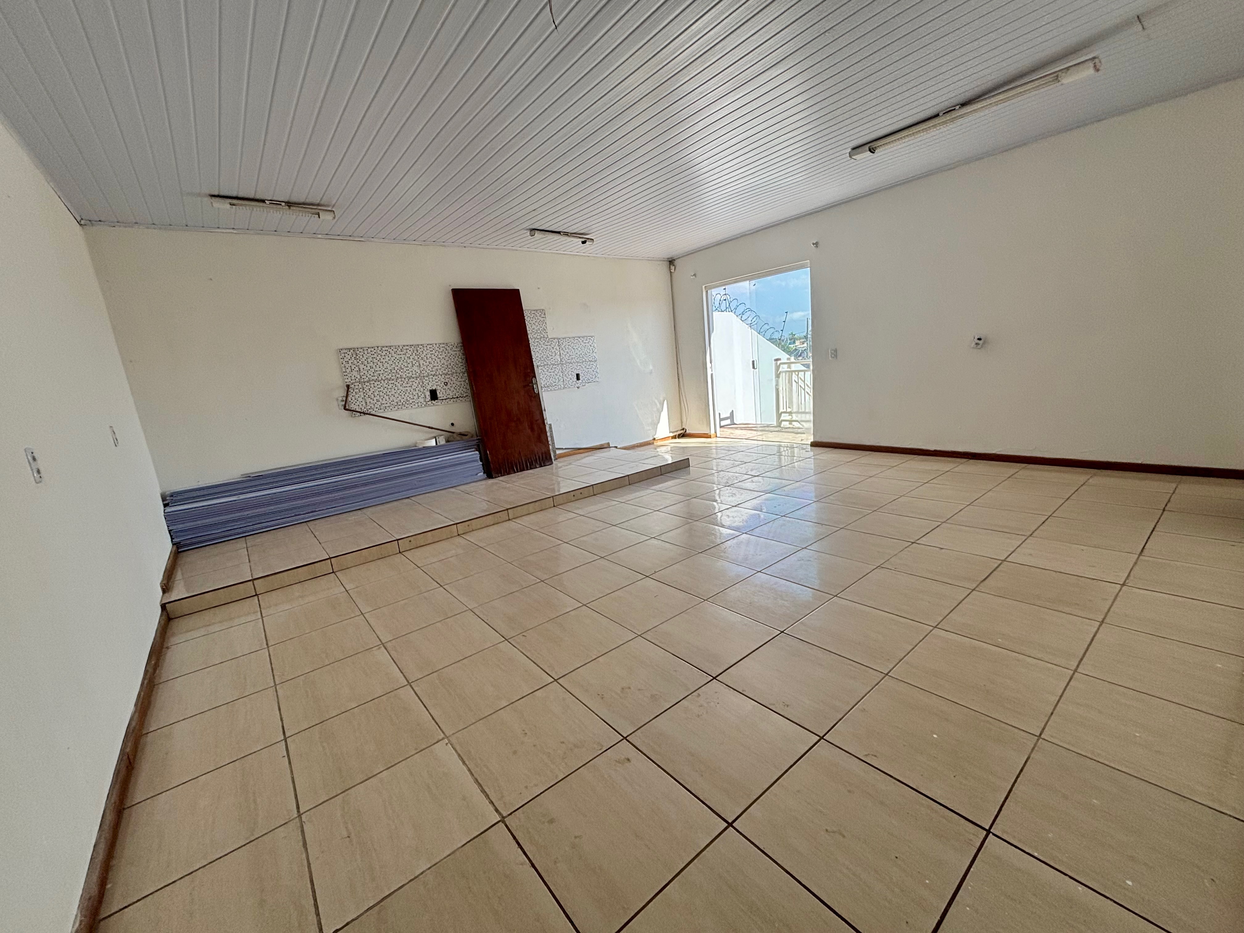 Casa com 3 moradias no mesmo terreno à venda na Vila Princesa, Três Vendas – 235 m², 4 quartos, amplo pátio e garagem. - 11