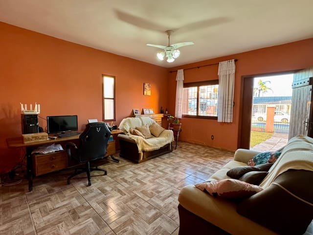 Casa com 568m² 4 quartos e 3 banheiros, à venda, no bairro Areal em Pelotas