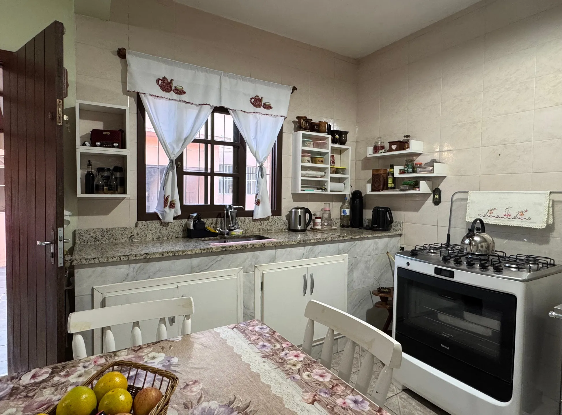 Casa à venda no Areal, Pelotas - 372 m², 4 quartos (sendo 1 suíte), sala com lareira, garagem e amplo pátio com 2 residências. - 14