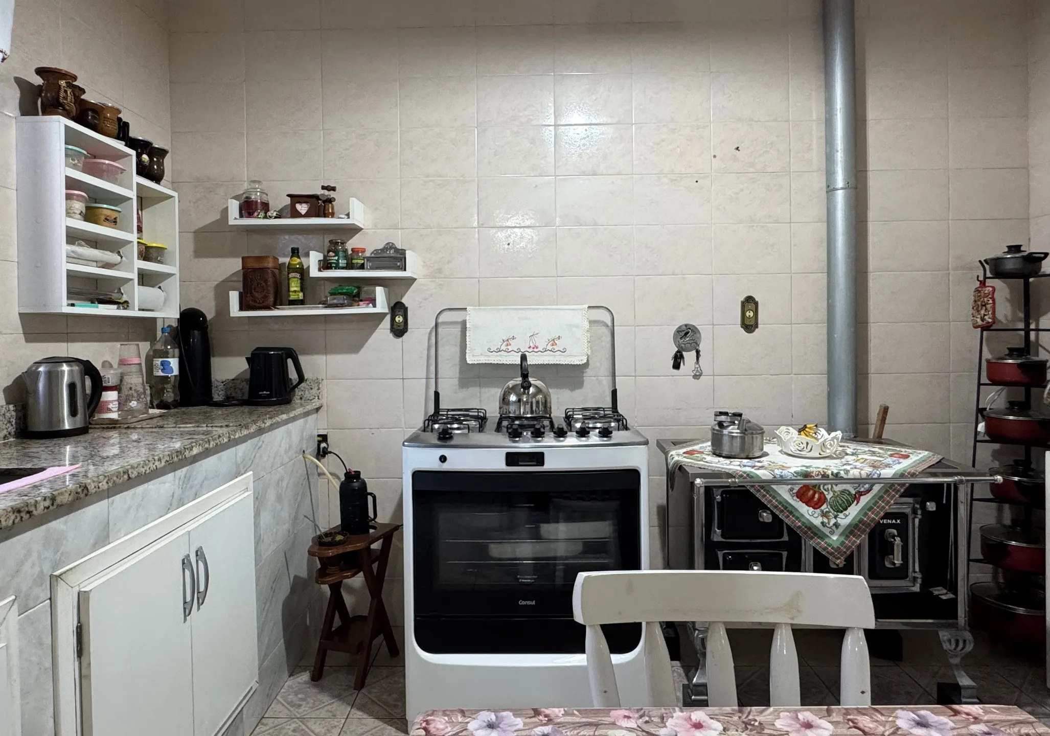 Casa à venda no Areal, Pelotas - 372 m², 4 quartos (sendo 1 suíte), sala com lareira, garagem e amplo pátio com 2 residências. - 13