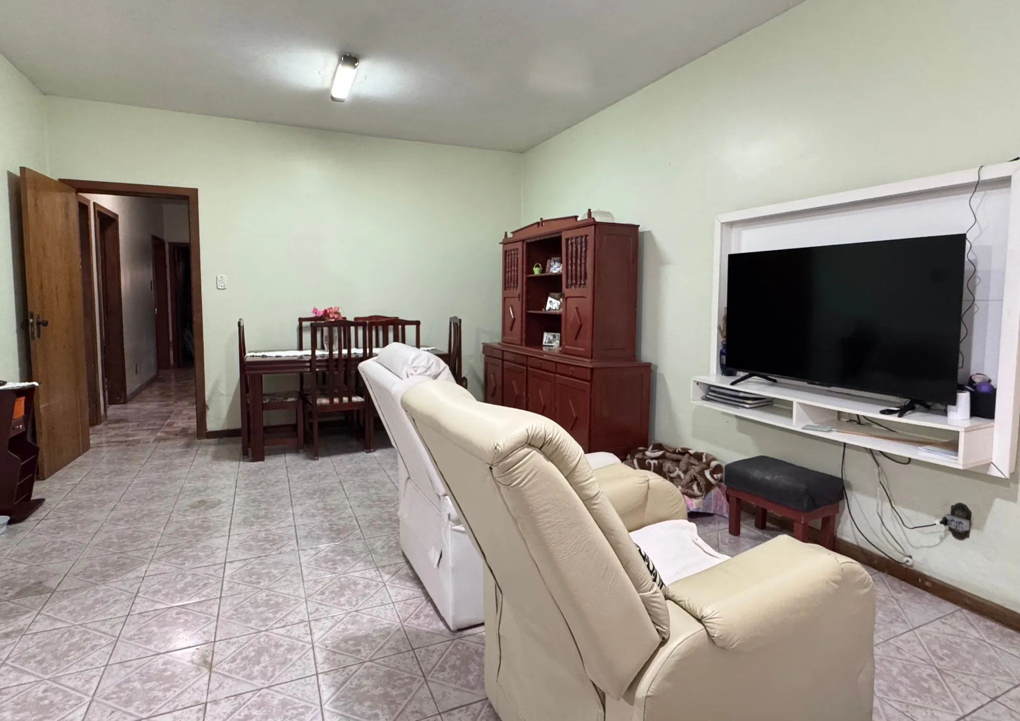 Casa à venda no Areal, Pelotas - 372 m², 4 quartos (sendo 1 suíte), sala com lareira, garagem e amplo pátio com 2 residências. - 11