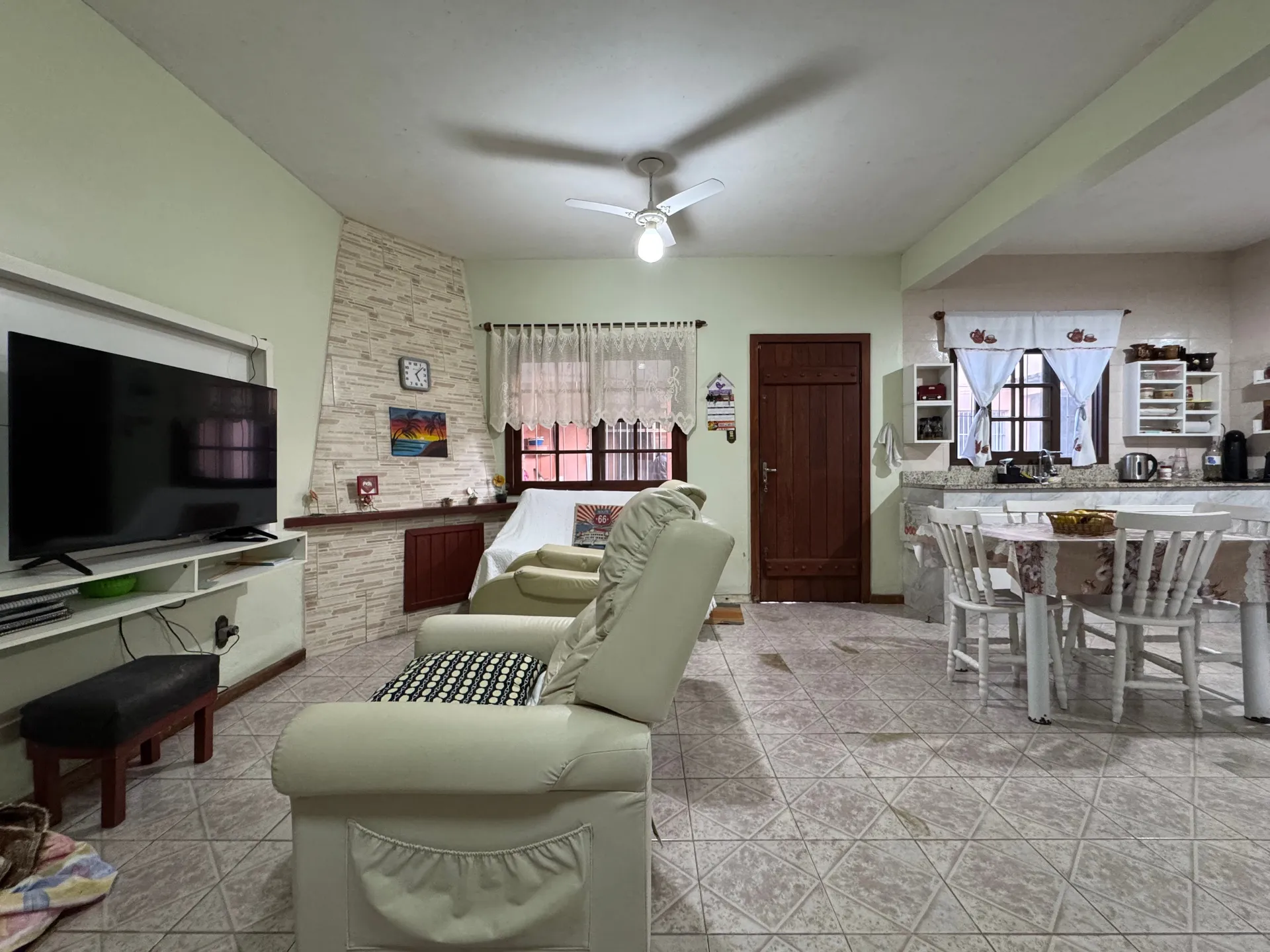 Casa à venda no Areal, Pelotas - 372 m², 4 quartos (sendo 1 suíte), sala com lareira, garagem e amplo pátio com 2 residências. - 12