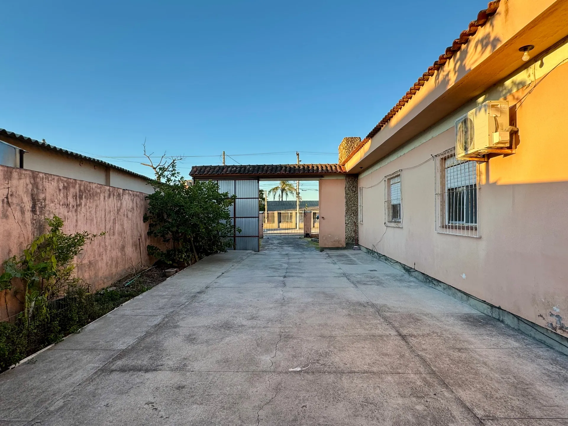 Casa à venda no Areal, Pelotas - 372 m², 4 quartos (sendo 1 suíte), sala com lareira, garagem e amplo pátio com 2 residências. - 32