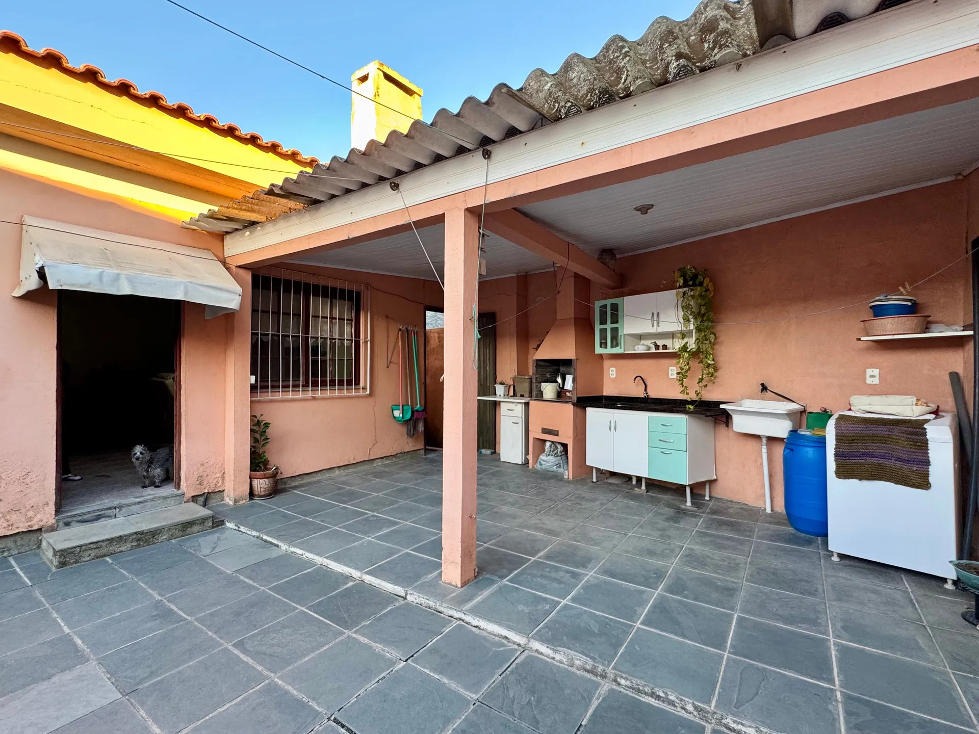 Casa à venda no Areal, Pelotas - 372 m², 4 quartos (sendo 1 suíte), sala com lareira, garagem e amplo pátio com 2 residências. - 16