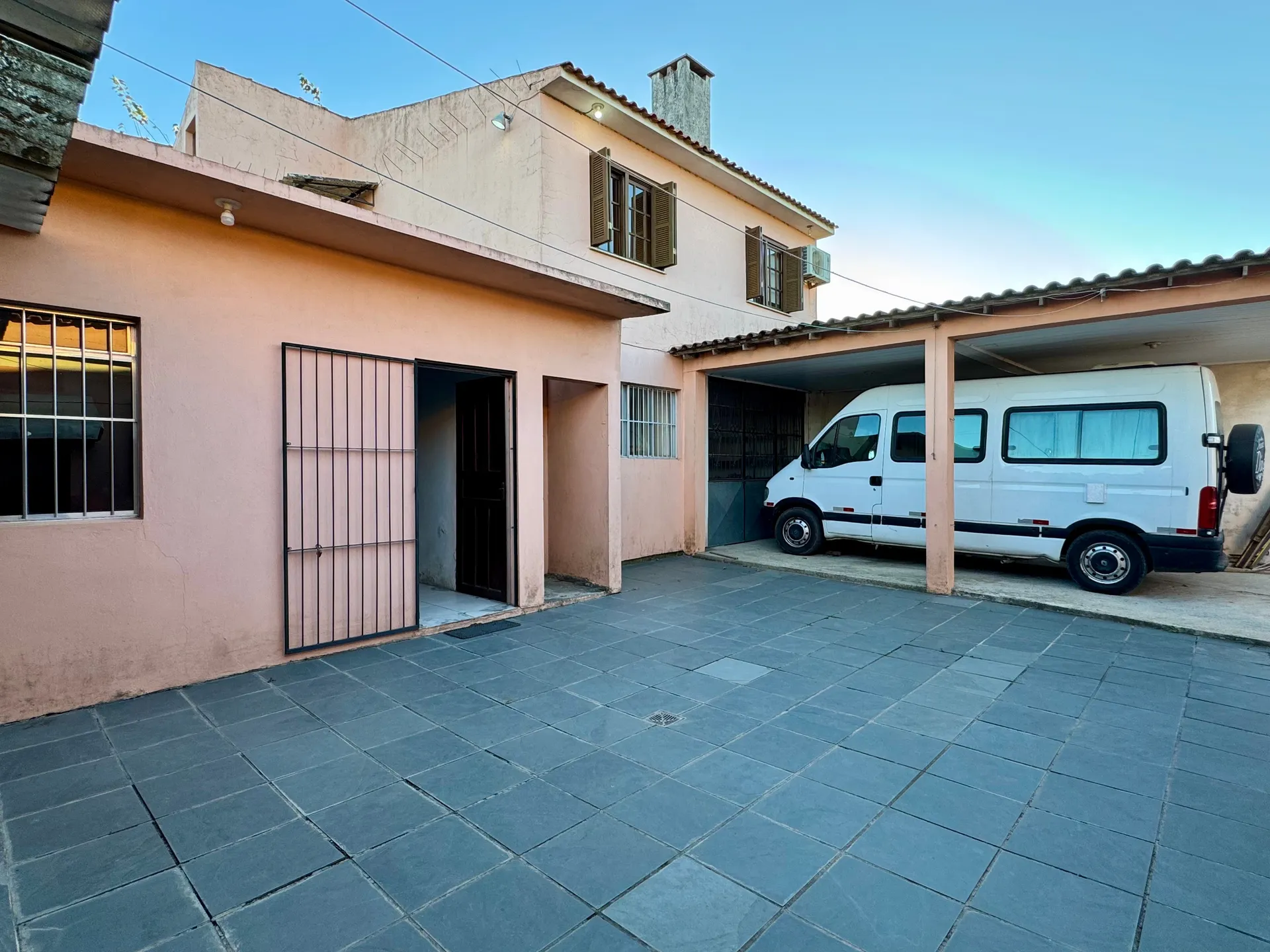 Casa à venda no Areal, Pelotas - 372 m², 4 quartos (sendo 1 suíte), sala com lareira, garagem e amplo pátio com 2 residências. - 18