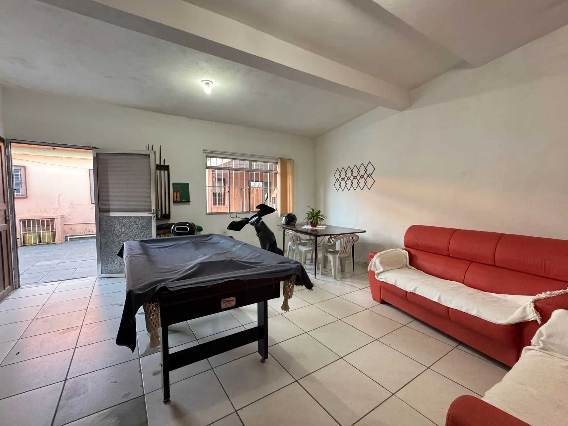 Casa à venda no Areal, Pelotas - 372 m², 4 quartos (sendo 1 suíte), sala com lareira, garagem e amplo pátio com 2 residências. - 33