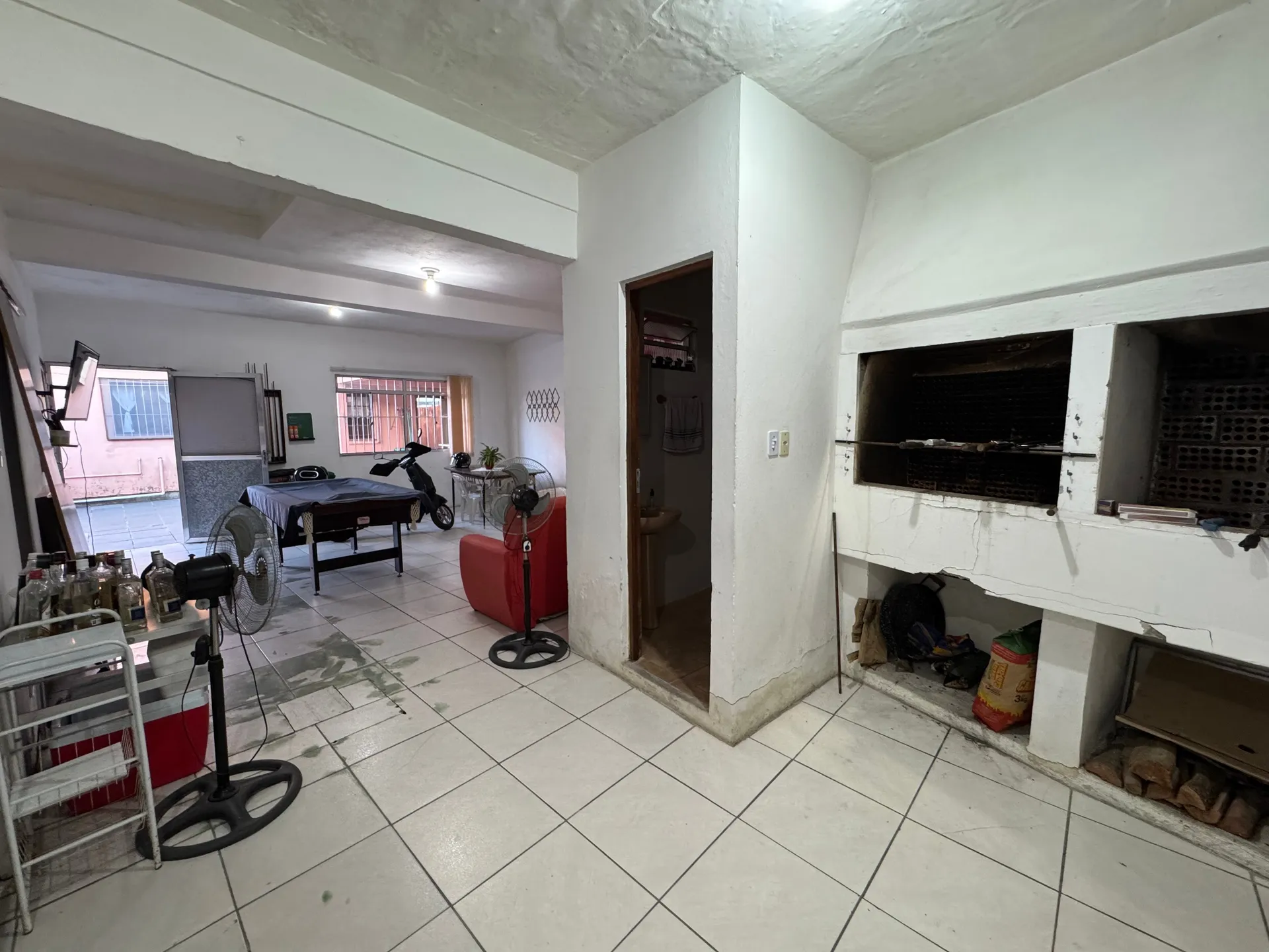 Casa à venda no Areal, Pelotas - 372 m², 4 quartos (sendo 1 suíte), sala com lareira, garagem e amplo pátio com 2 residências. - 34