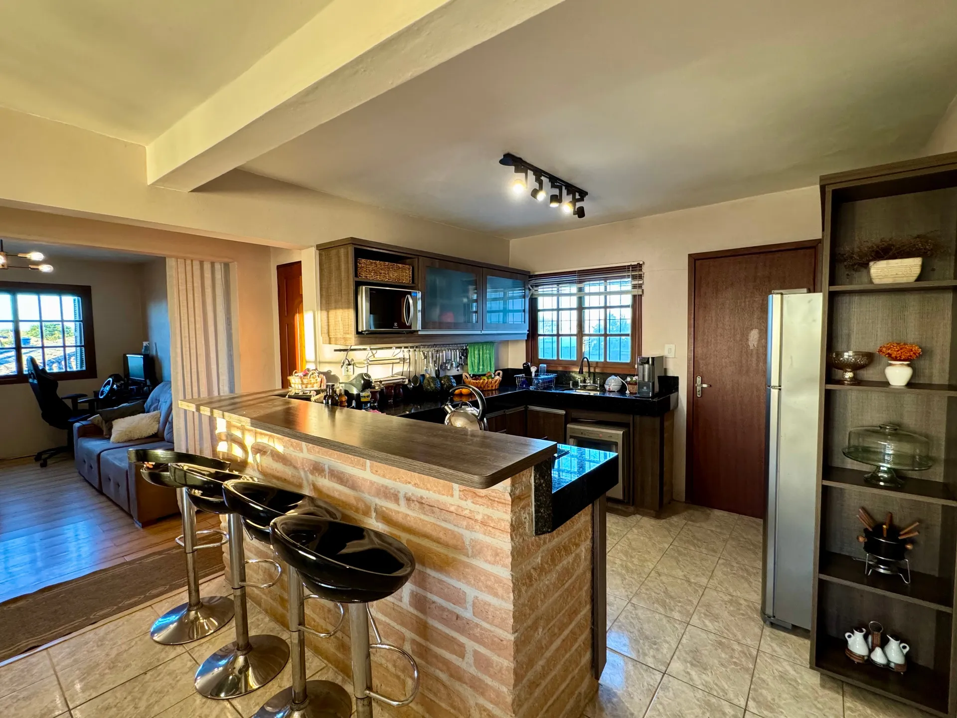 Casa à venda no Areal, Pelotas - 372 m², 4 quartos (sendo 1 suíte), sala com lareira, garagem e amplo pátio com 2 residências. - 21