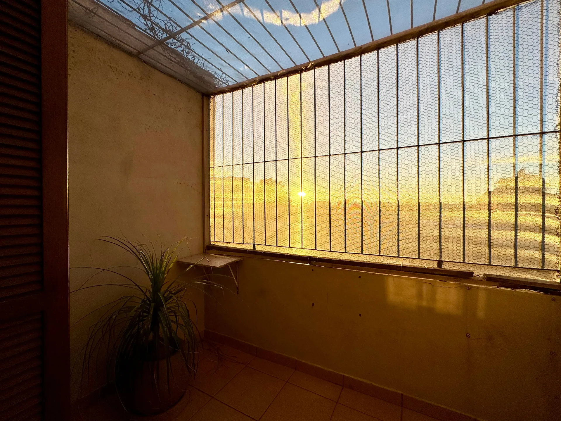 Casa à venda no Areal, Pelotas - 372 m², 4 quartos (sendo 1 suíte), sala com lareira, garagem e amplo pátio com 2 residências. - 23