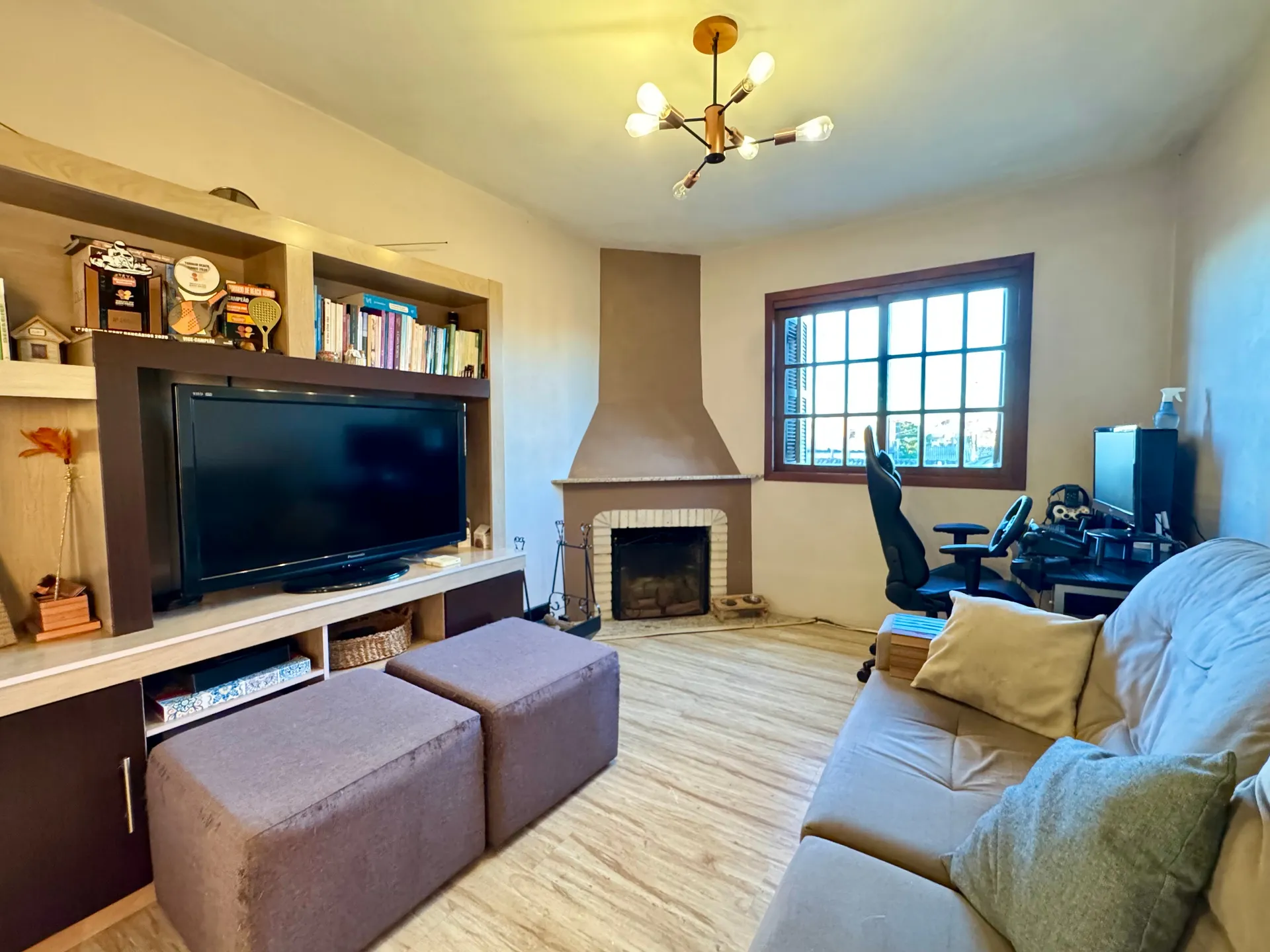 Casa à venda no Areal, Pelotas - 372 m², 4 quartos (sendo 1 suíte), sala com lareira, garagem e amplo pátio com 2 residências. - 24
