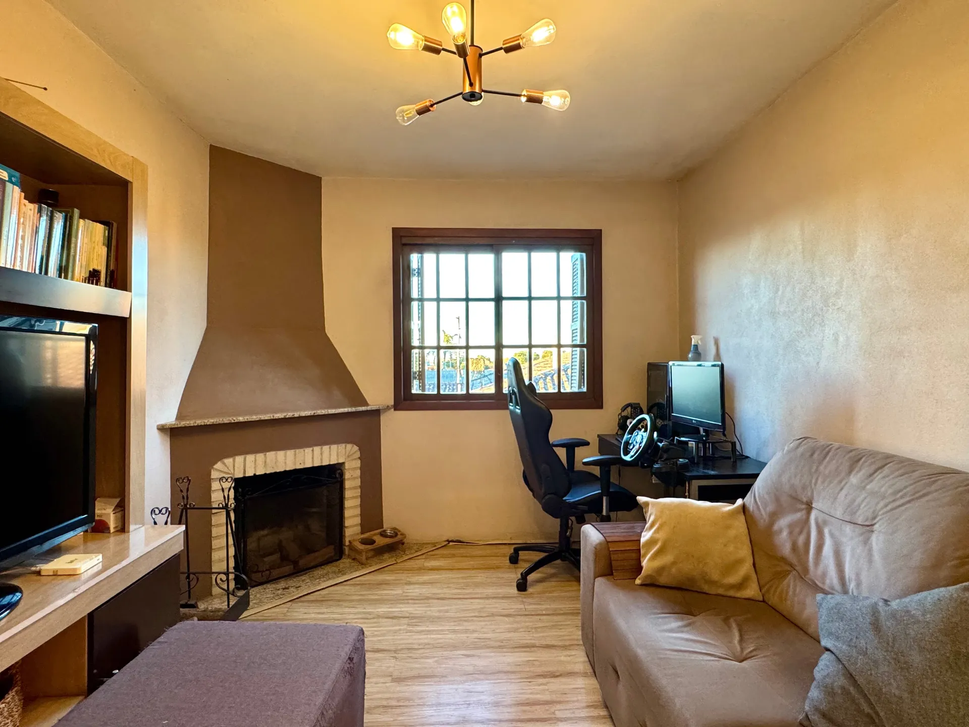 Casa à venda no Areal, Pelotas - 372 m², 4 quartos (sendo 1 suíte), sala com lareira, garagem e amplo pátio com 2 residências. - 25