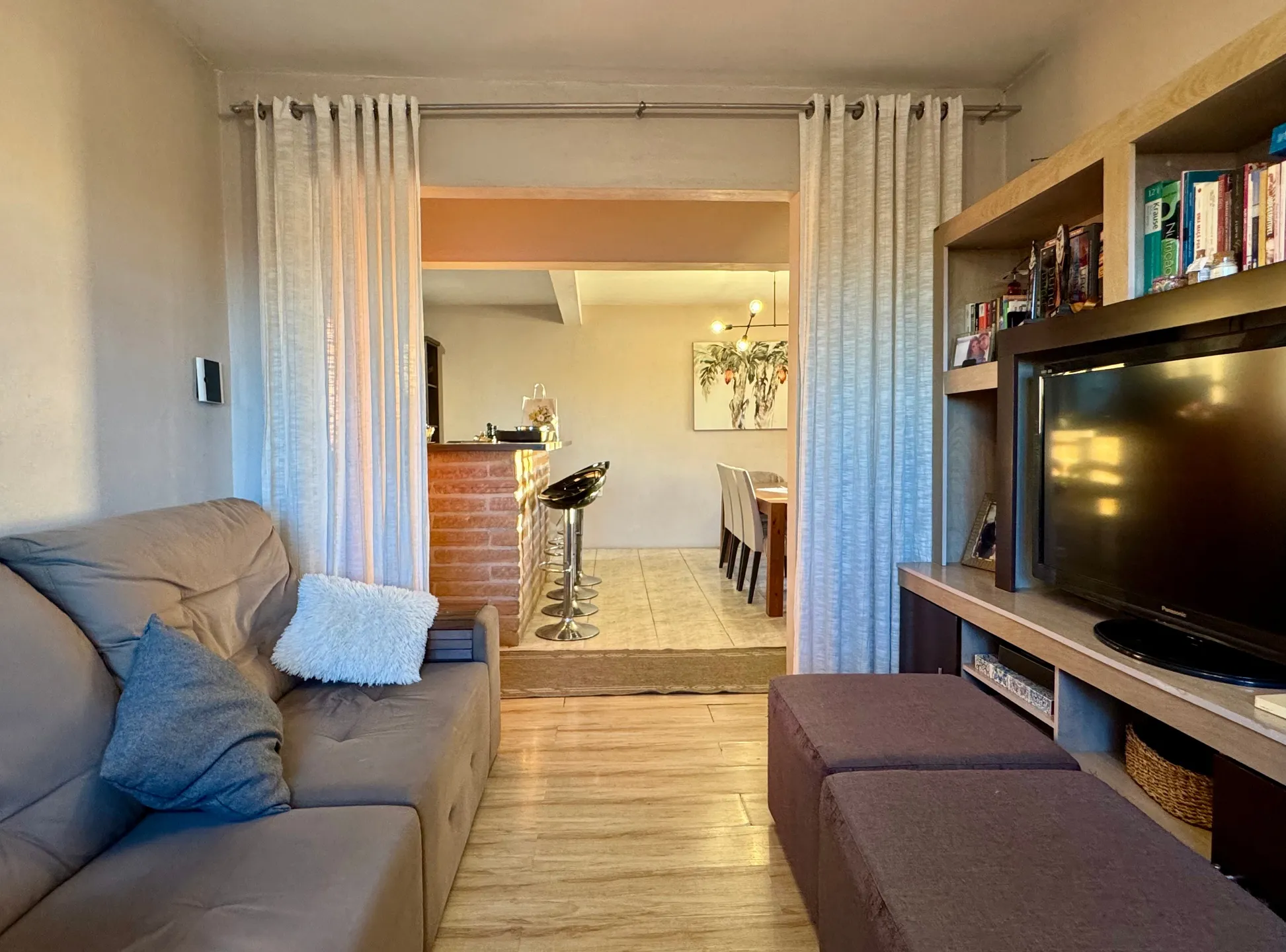Casa à venda no Areal, Pelotas - 372 m², 4 quartos (sendo 1 suíte), sala com lareira, garagem e amplo pátio com 2 residências. - 26