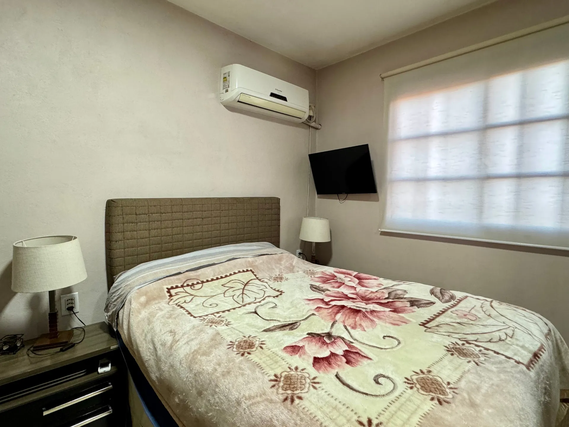 Casa à venda no Areal, Pelotas - 372 m², 4 quartos (sendo 1 suíte), sala com lareira, garagem e amplo pátio com 2 residências. - 27