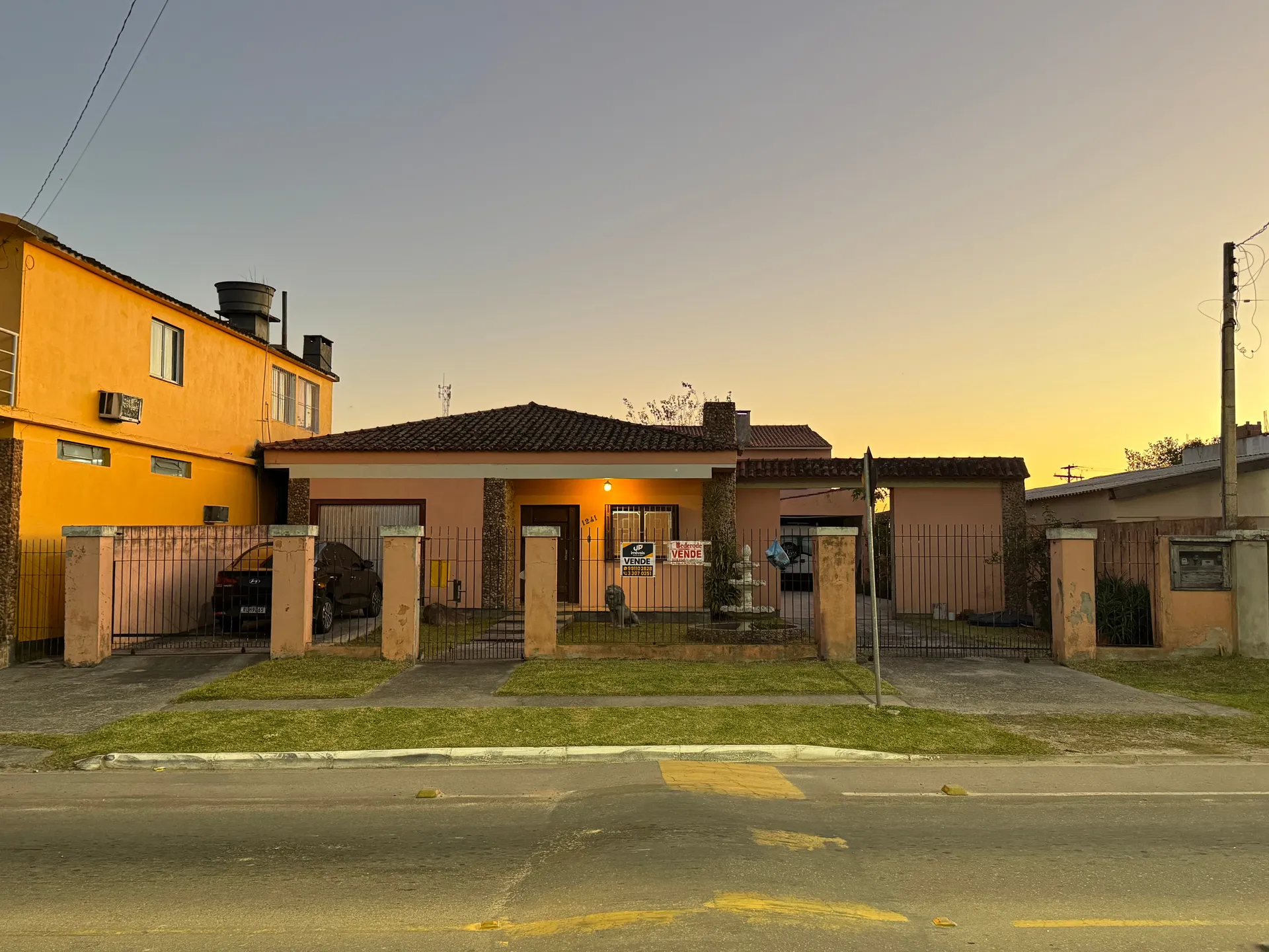 Casa à venda no Areal, Pelotas - 372 m², 4 quartos (sendo 1 suíte), sala com lareira, garagem e amplo pátio com 2 residências. - 36