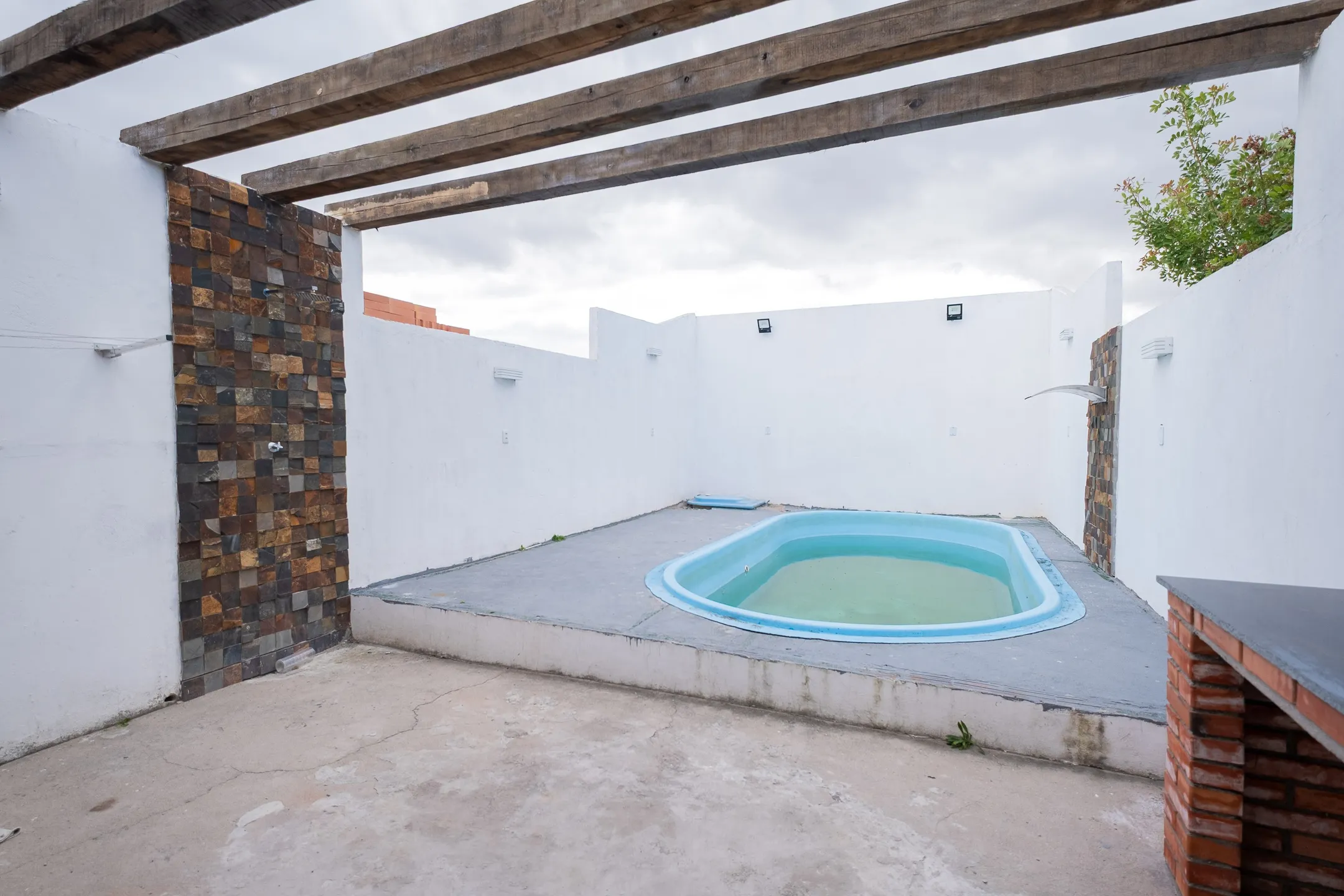 Casa Mobiliada para Locação no Laranjal: 1 Quarto, Piscina, Pátio Gradeado e Vaga de Garagem em um Ambiente Aconchegante - 9