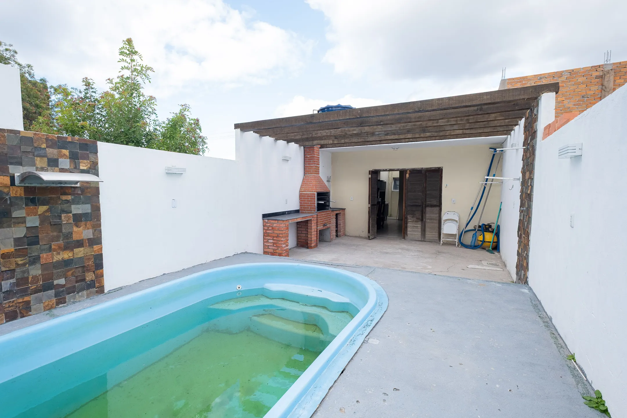 Casa Mobiliada para Locação no Laranjal: 1 Quarto, Piscina, Pátio Gradeado e Vaga de Garagem em um Ambiente Aconchegante