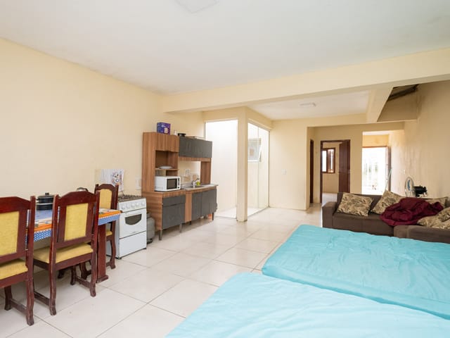Casa com 300m² 1 quarto e 1 banheiro, para alugar, no bairro Laranjal em Pelotas