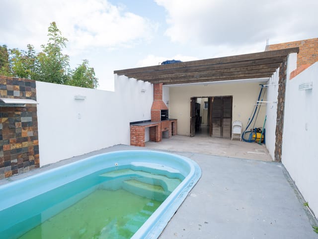 Casa com 300m² 1 quarto e 1 banheiro, para alugar, no bairro Laranjal em Pelotas