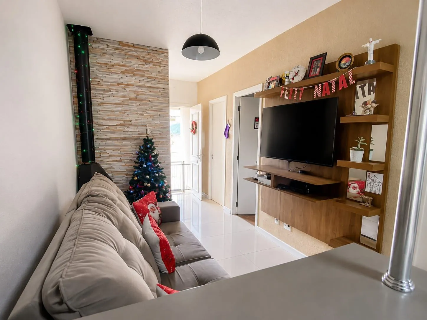 Casa mobiliada à venda no Moradas Pelotas 2, Areal - 60 m², 2 quartos, móveis planejados e espaço gourmet com churrasqueira.