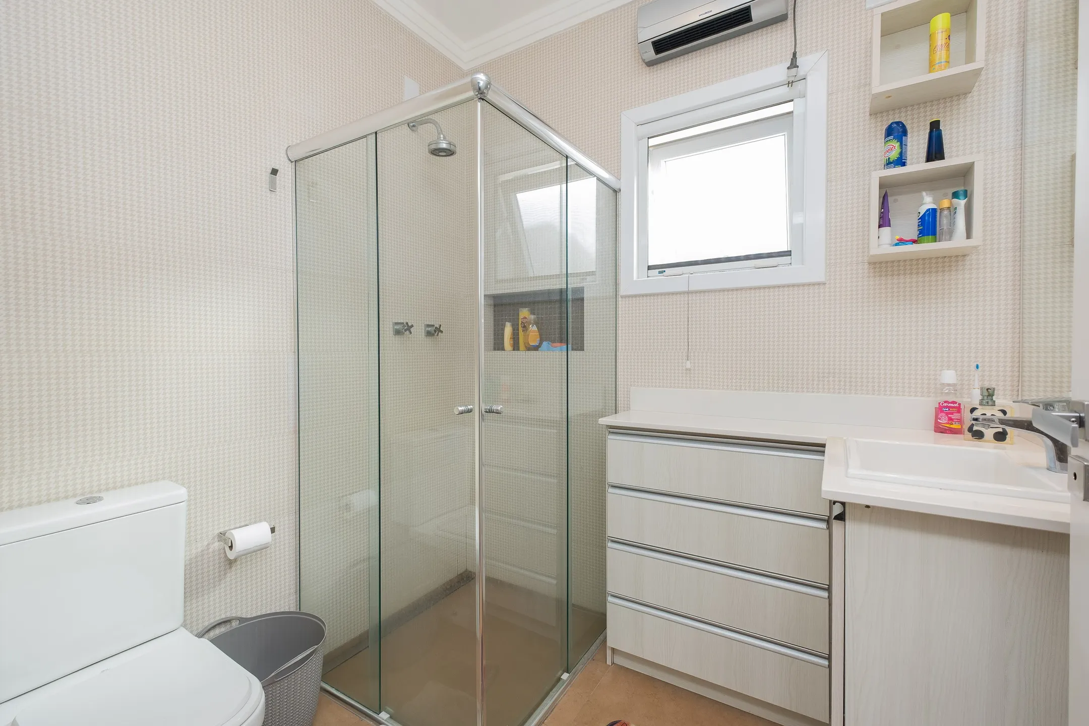 Casa à venda no Lagos de São Gonçalo, Pelotas - 363 m², 4 quartos (sendo 3 suítes), móveis planejados de alta qualidade, lareira e área gourmet com piscina. - 21