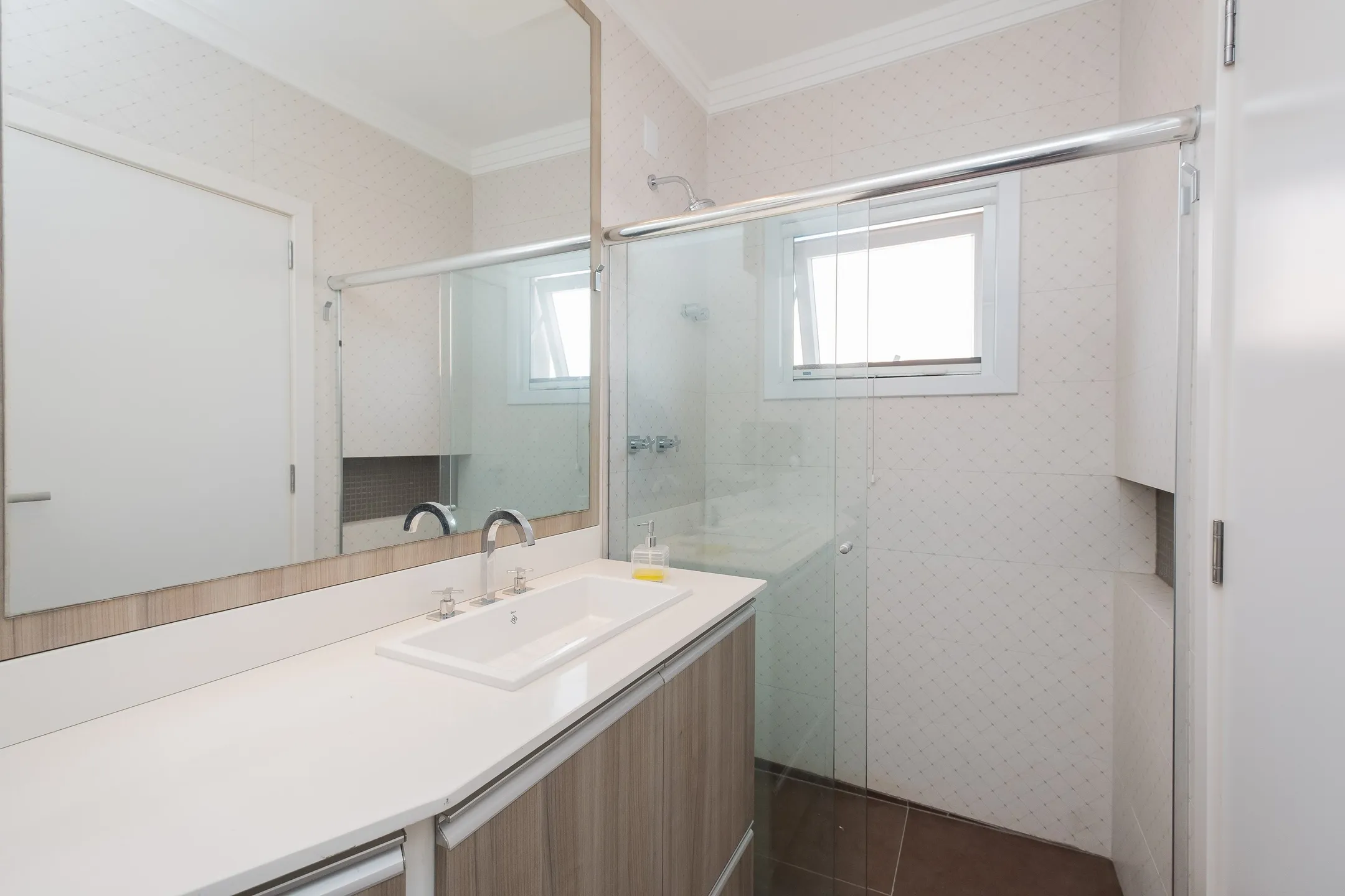 Casa à venda no Lagos de São Gonçalo, Pelotas - 363 m², 4 quartos (sendo 3 suítes), móveis planejados de alta qualidade, lareira e área gourmet com piscina. - 22