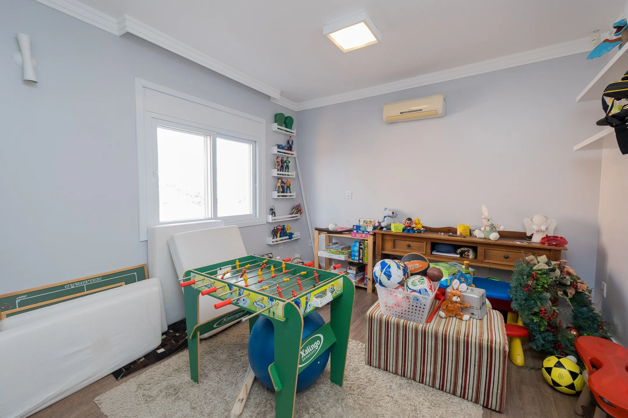 Casa à venda no Lagos de São Gonçalo, Pelotas - 363 m², 4 quartos (sendo 3 suítes), móveis planejados de alta qualidade, lareira e área gourmet com piscina. - 24