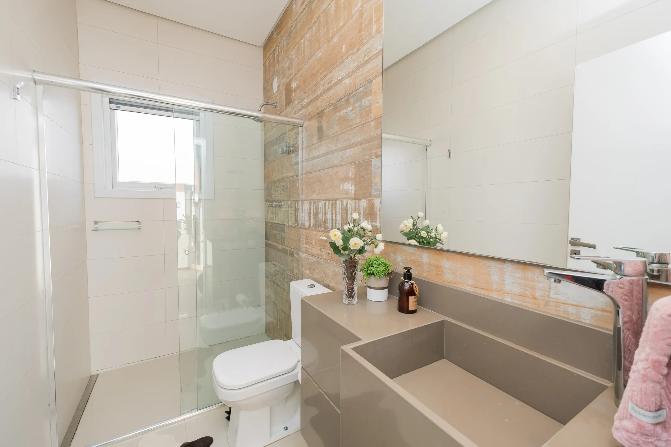 Casa à venda no Lagos de São Gonçalo, Pelotas - 363 m², 4 quartos (sendo 3 suítes), móveis planejados de alta qualidade, lareira e área gourmet com piscina. - 25