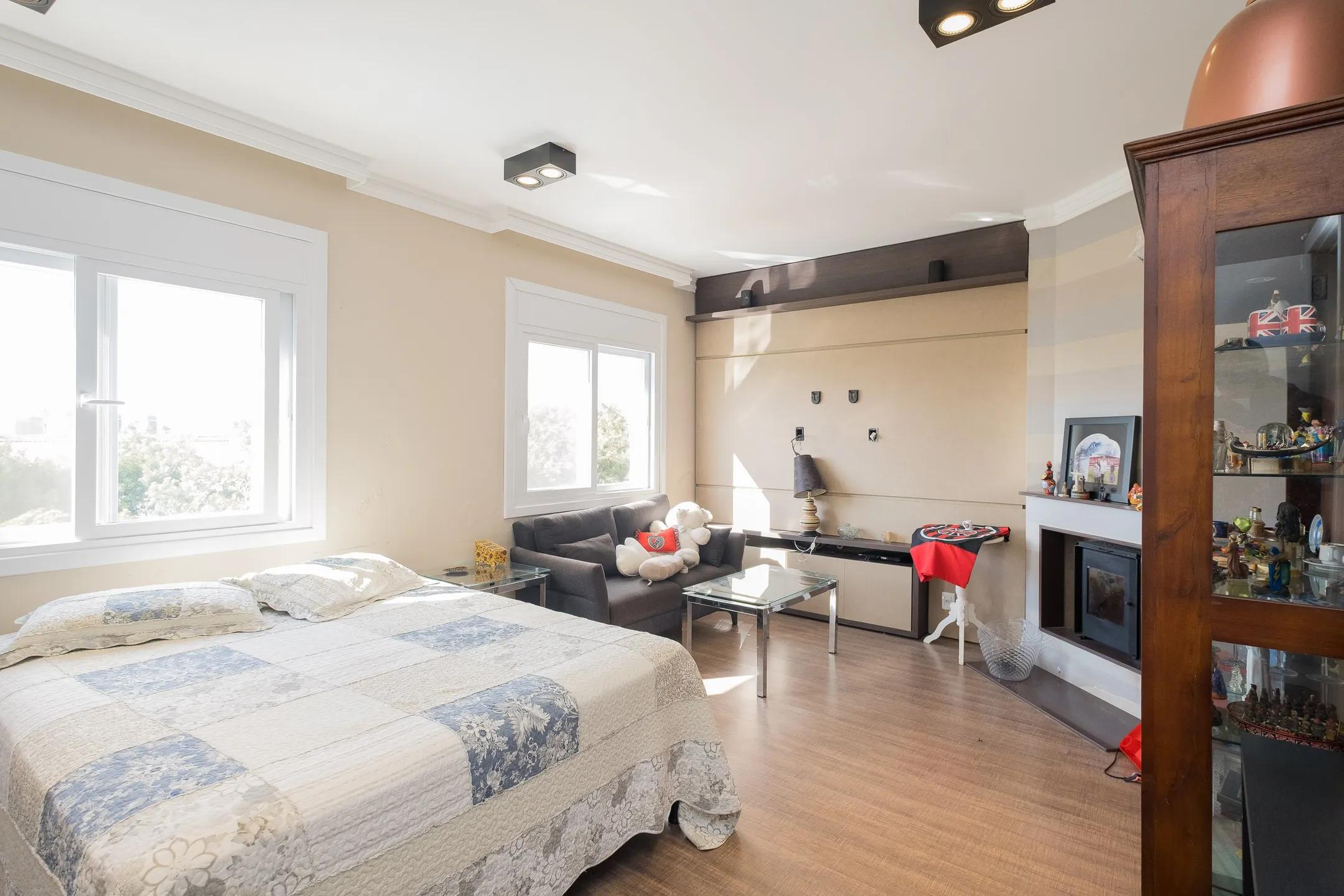 Casa à venda no Lagos de São Gonçalo, Pelotas - 363 m², 4 quartos (sendo 3 suítes), móveis planejados de alta qualidade, lareira e área gourmet com piscina. - 26