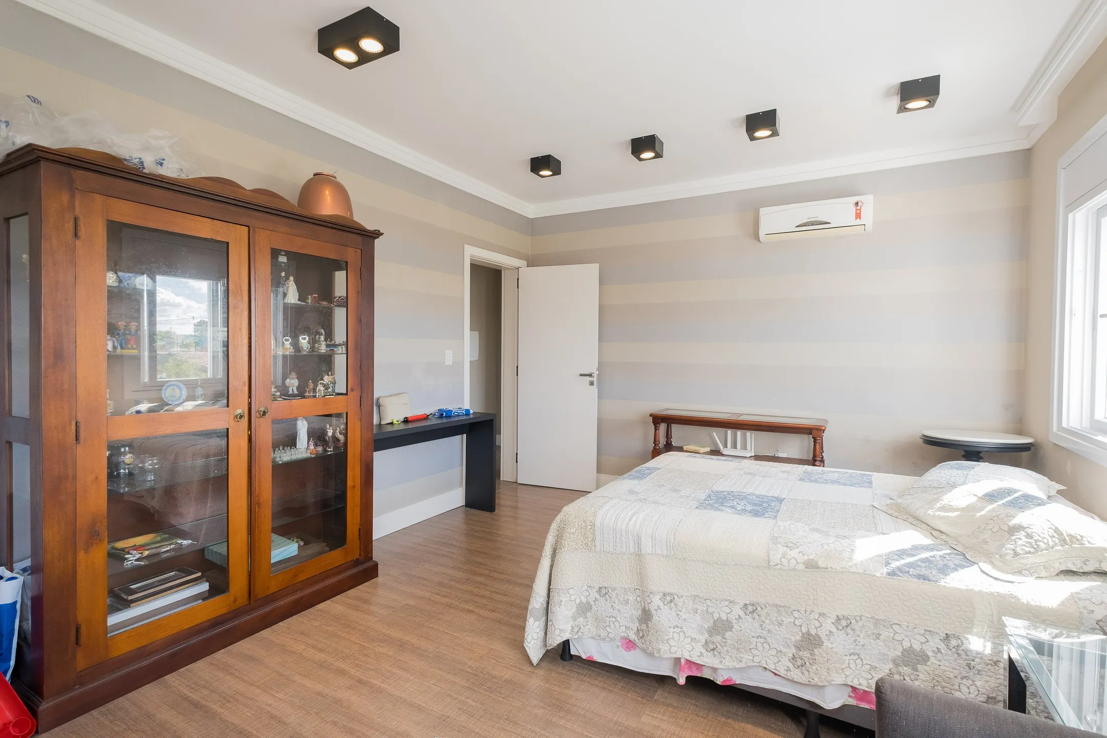 Casa à venda no Lagos de São Gonçalo, Pelotas - 363 m², 4 quartos (sendo 3 suítes), móveis planejados de alta qualidade, lareira e área gourmet com piscina. - 27