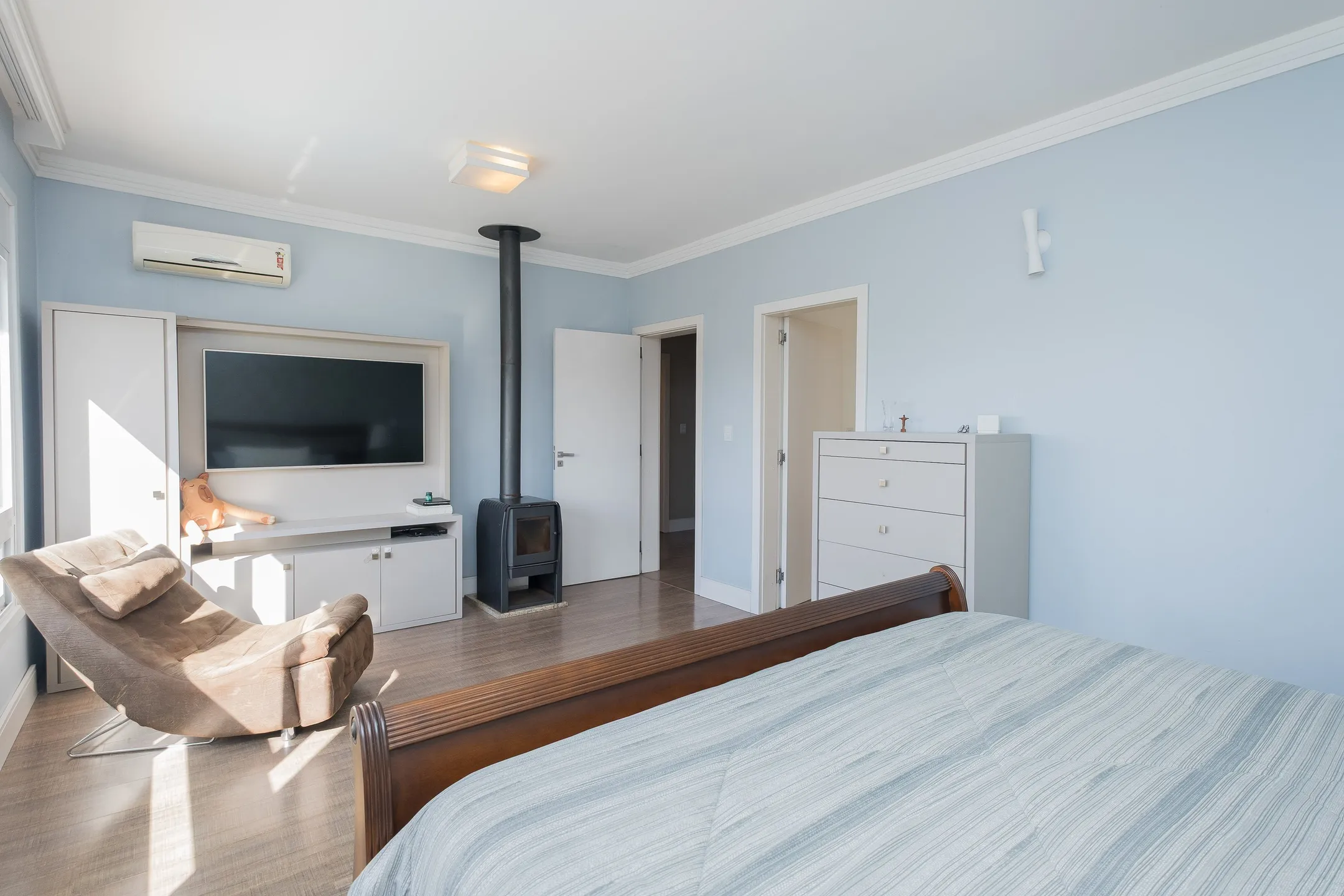 Casa à venda no Lagos de São Gonçalo, Pelotas - 363 m², 4 quartos (sendo 3 suítes), móveis planejados de alta qualidade, lareira e área gourmet com piscina. - 29