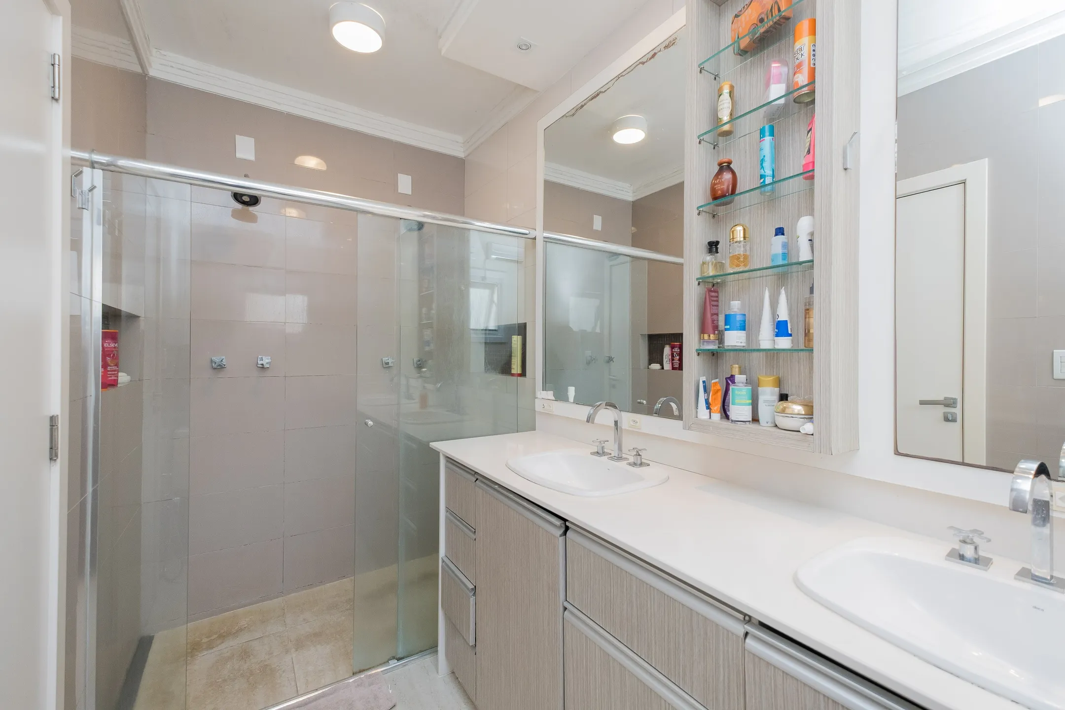 Casa à venda no Lagos de São Gonçalo, Pelotas - 363 m², 4 quartos (sendo 3 suítes), móveis planejados de alta qualidade, lareira e área gourmet com piscina. - 33