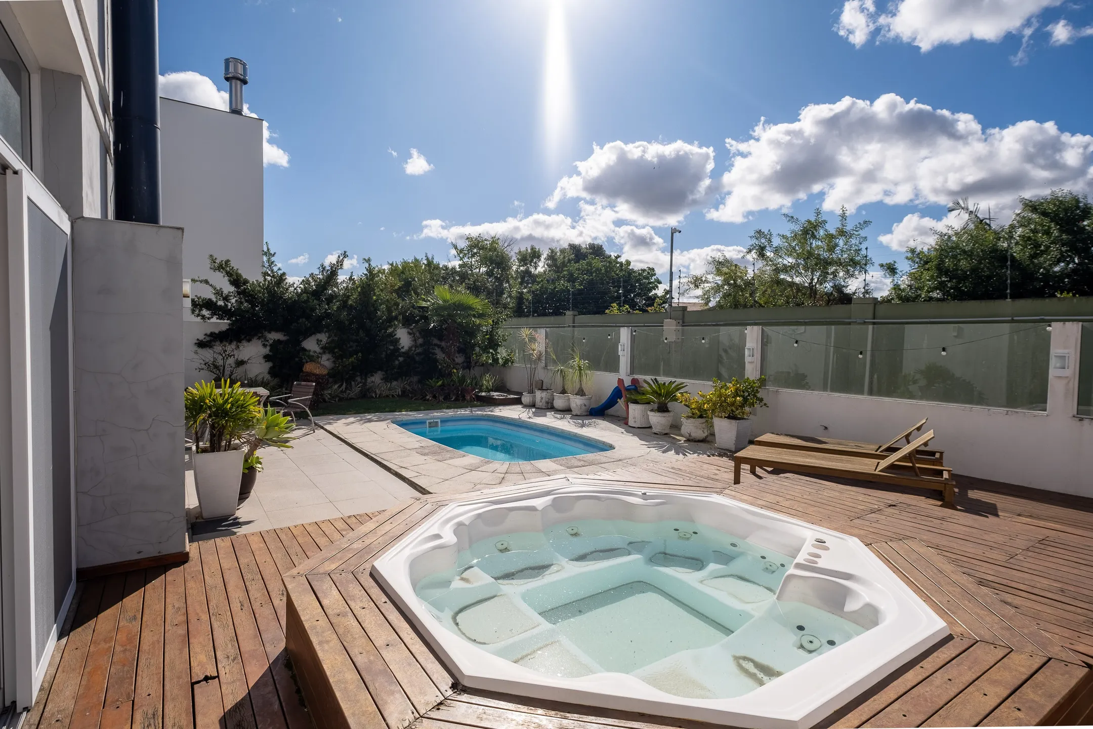 Casa à venda no Lagos de São Gonçalo, Pelotas - 363 m², 4 quartos (sendo 3 suítes), móveis planejados de alta qualidade, lareira e área gourmet com piscina. - 38