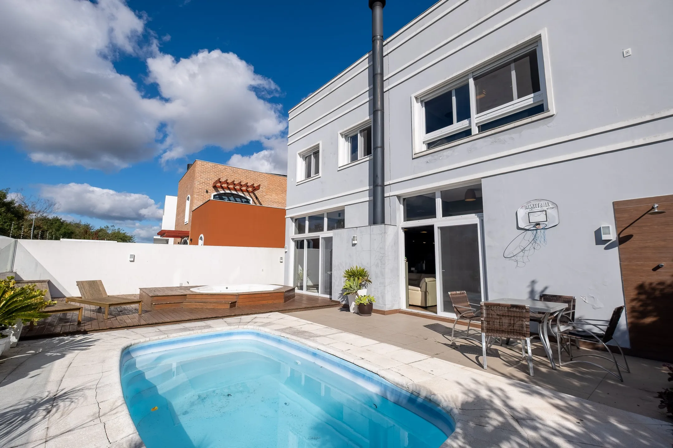 Casa à venda no Lagos de São Gonçalo, Pelotas - 363 m², 4 quartos (sendo 3 suítes), móveis planejados de alta qualidade, lareira e área gourmet com piscina. - 39