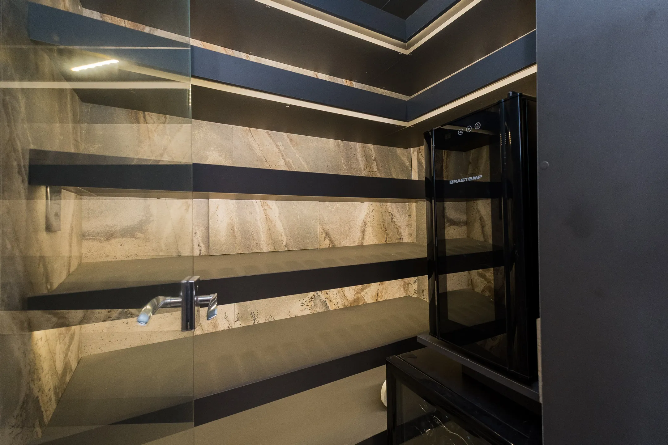 Casa à venda no Lagos de São Gonçalo, Pelotas - 363 m², 4 quartos (sendo 3 suítes), móveis planejados de alta qualidade, lareira e área gourmet com piscina. - 8