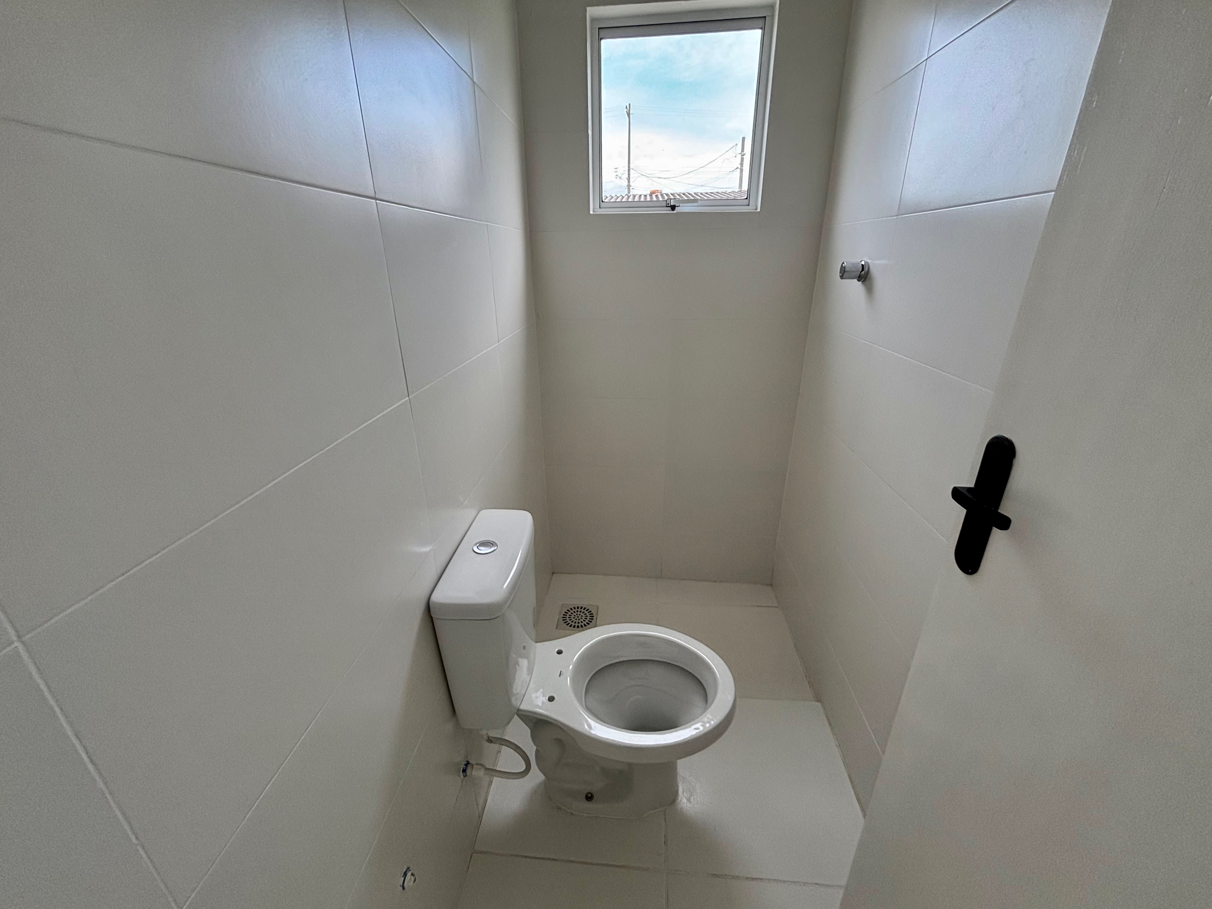 Casa reformada à venda no Arco-Íris, Areal - 61 m² , 2 quartos (sendo 1 suíte), piso porcelanato, pátio amplo e espaço para piscina. - 12