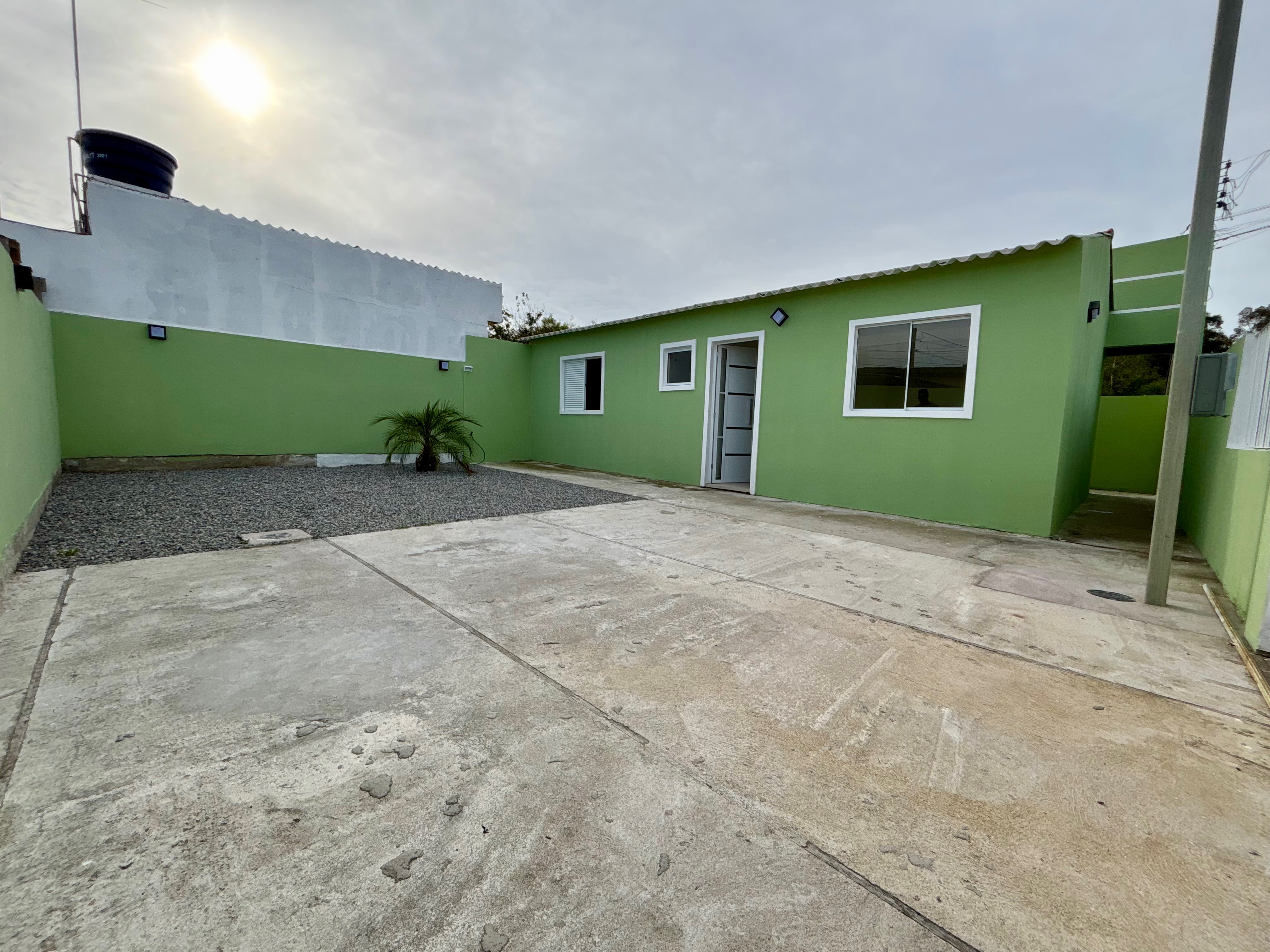 Casa reformada à venda no Arco-Íris, Areal - 61 m² , 2 quartos (sendo 1 suíte), piso porcelanato, pátio amplo e espaço para piscina.
