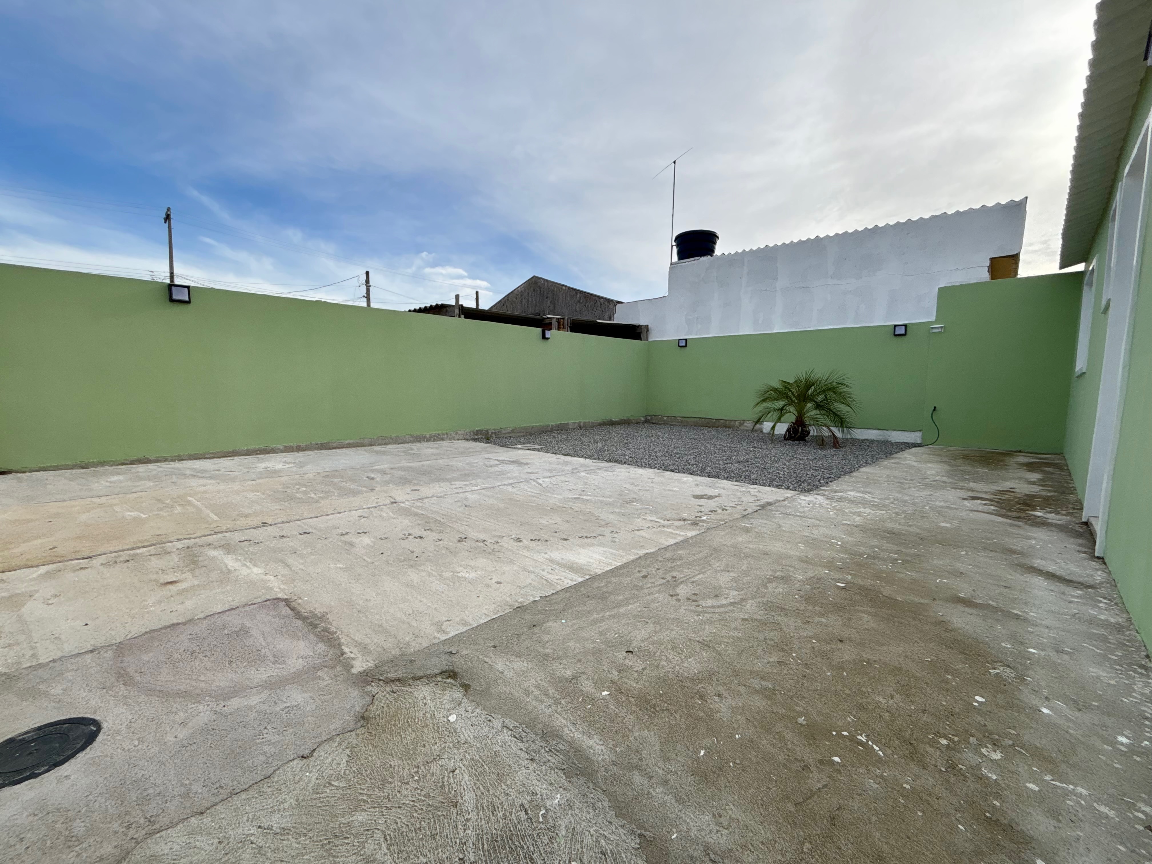 Casa reformada à venda no Arco-Íris, Areal - 61 m² , 2 quartos (sendo 1 suíte), piso porcelanato, pátio amplo e espaço para piscina. - 14
