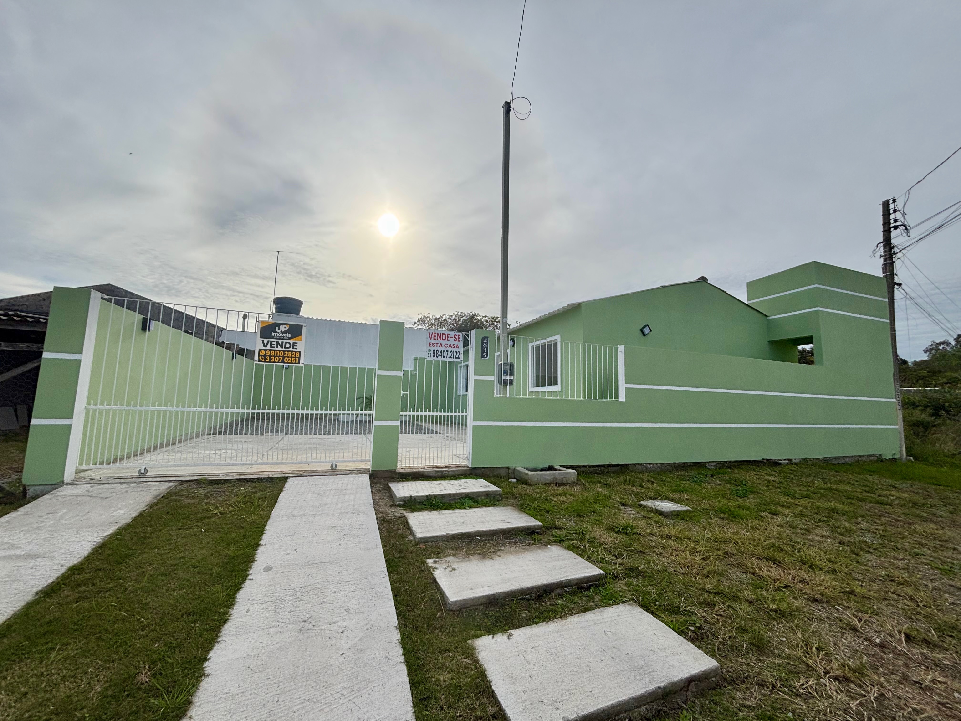 Casa reformada à venda no Arco-Íris, Areal - 61 m² , 2 quartos (sendo 1 suíte), piso porcelanato, pátio amplo e espaço para piscina. - 15