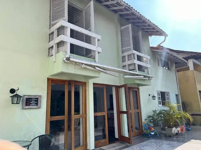 Casa com 355m² 6 quartos e 5 banheiros, à venda, no bairro Carangola em Petrópolis