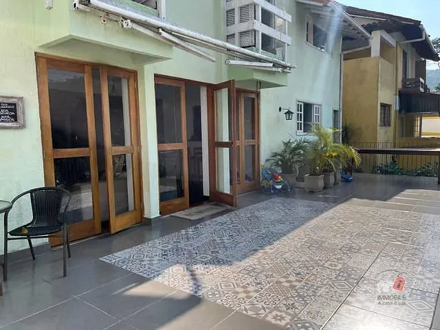 Casa com 355m² 6 quartos e 5 banheiros, à venda, no bairro Carangola em Petrópolis