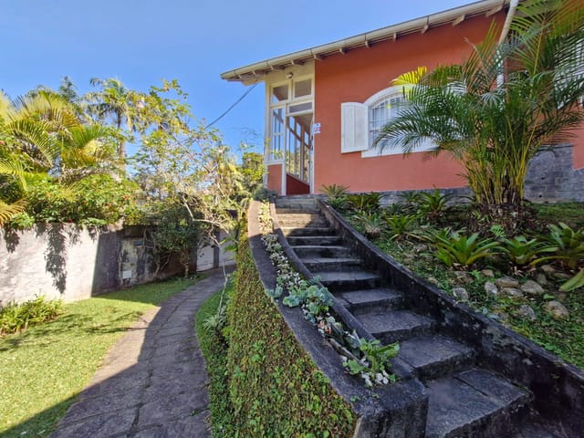 Casa com 1533m² 4 quartos e 2 banheiros, à venda, no bairro Quitandinha em Petrópolis