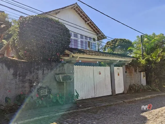 Casa com 1533m² 4 quartos e 2 banheiros, à venda, no bairro Quitandinha em Petrópolis