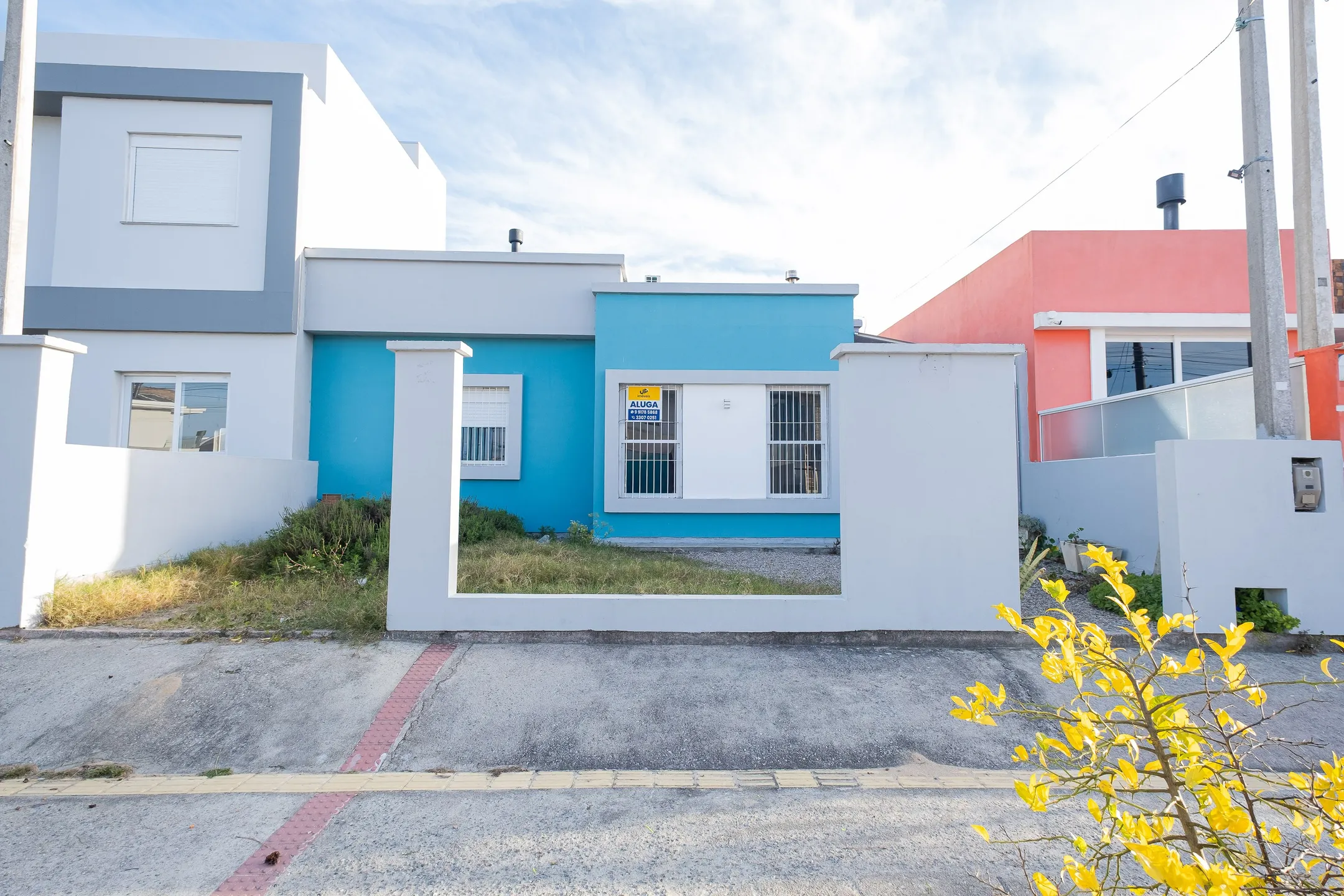 Casa para Locação no Laranjal: 2 Quartos, Lareira, Jardim e Quintal para Viver com Conforto e Tranquilidade no Amarílis