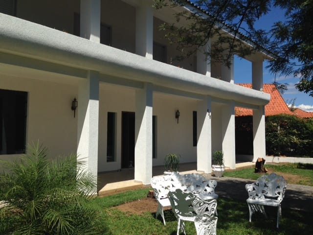 Casa com 980m² 4 quartos e 4 banheiros, à venda, no bairro Socorro em Pindamonhangaba