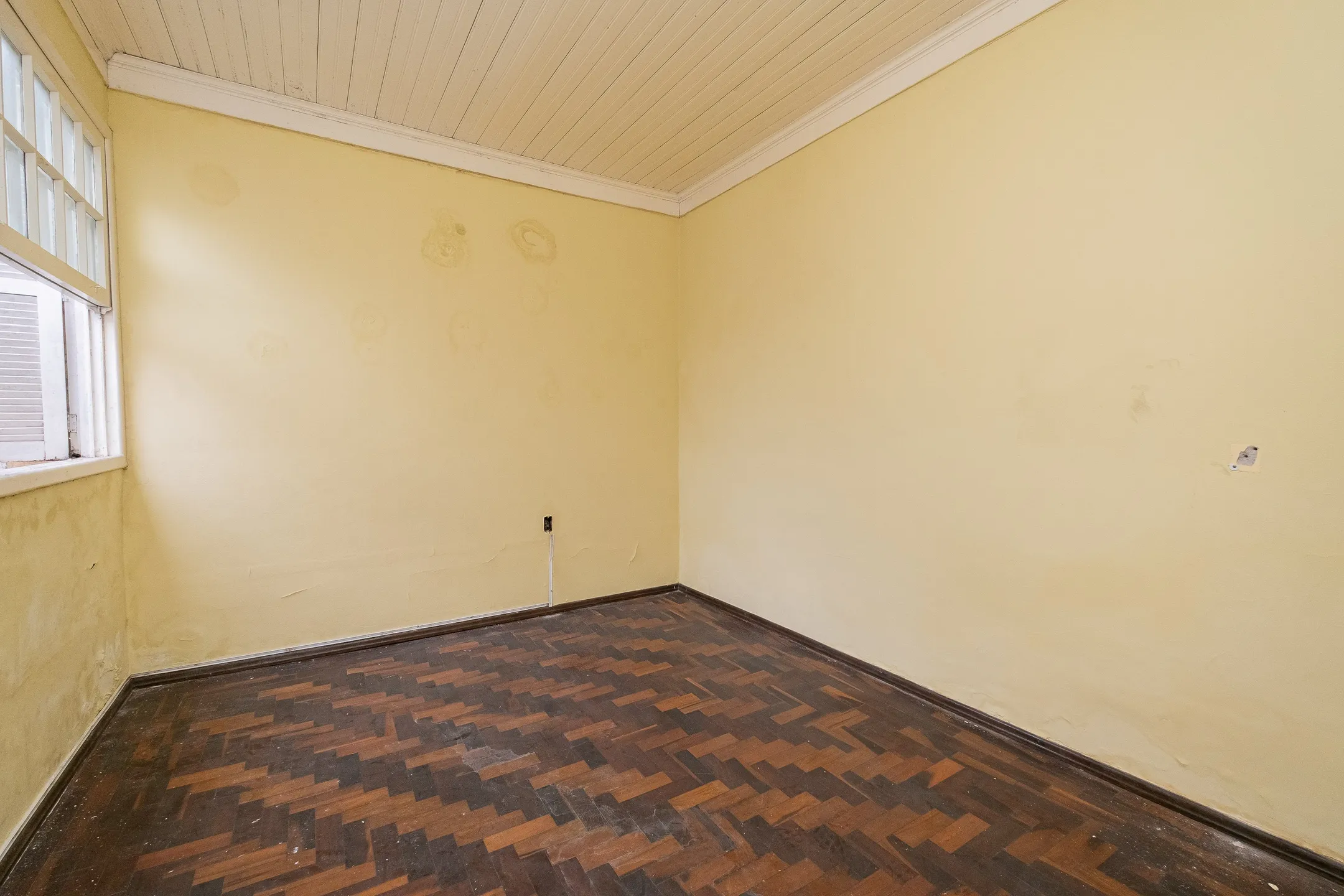 Casa à venda na Rua General Osório, Centro - 138 m², 2 quartos, sala com lareira, pátio aos fundos e garagem. - 9