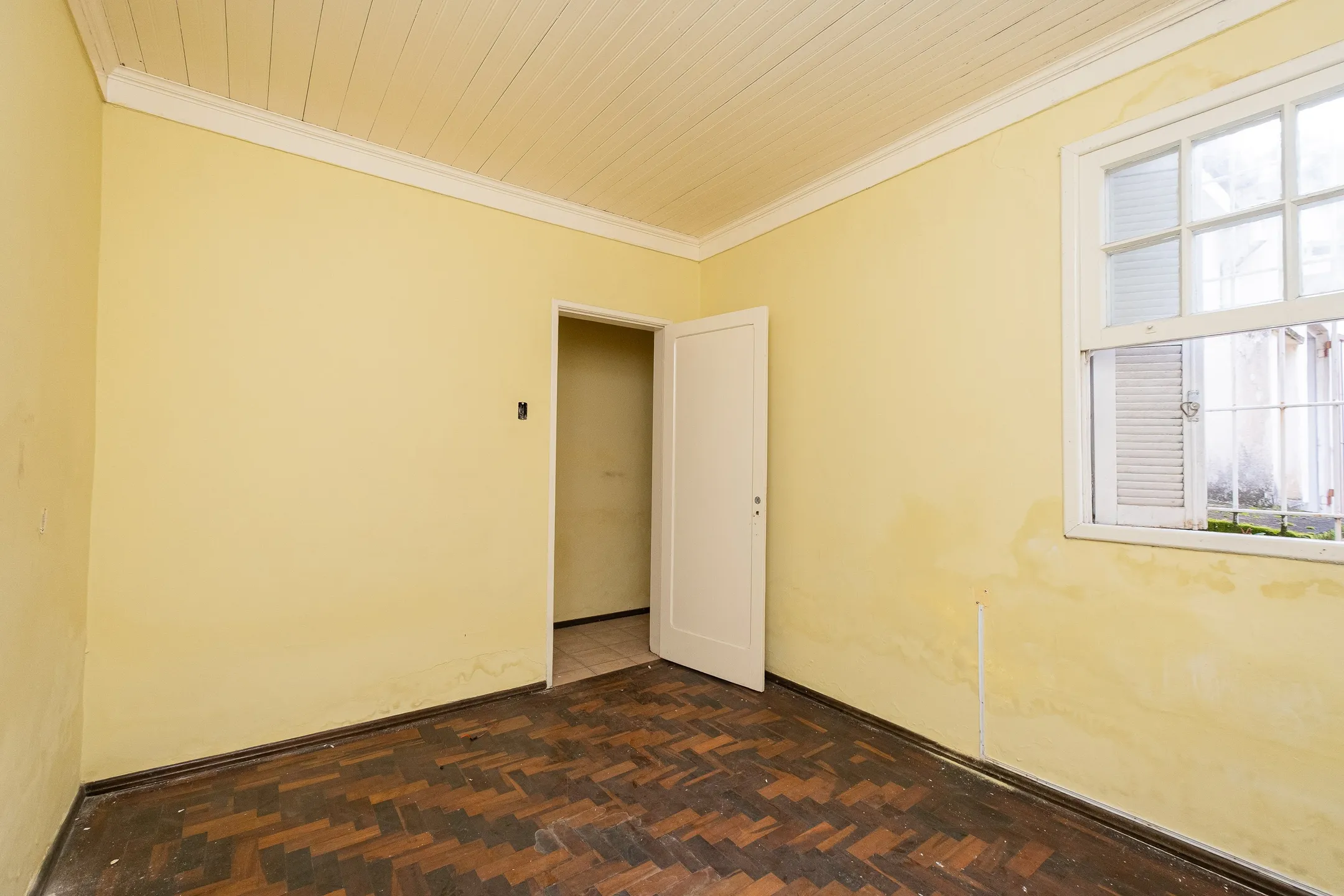 Casa à venda na Rua General Osório, Centro - 138 m², 2 quartos, sala com lareira, pátio aos fundos e garagem. - 10