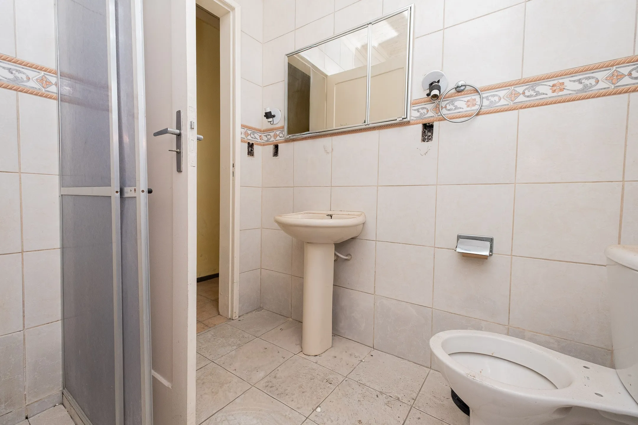 Casa à venda na Rua General Osório, Centro - 138 m², 2 quartos, sala com lareira, pátio aos fundos e garagem. - 11