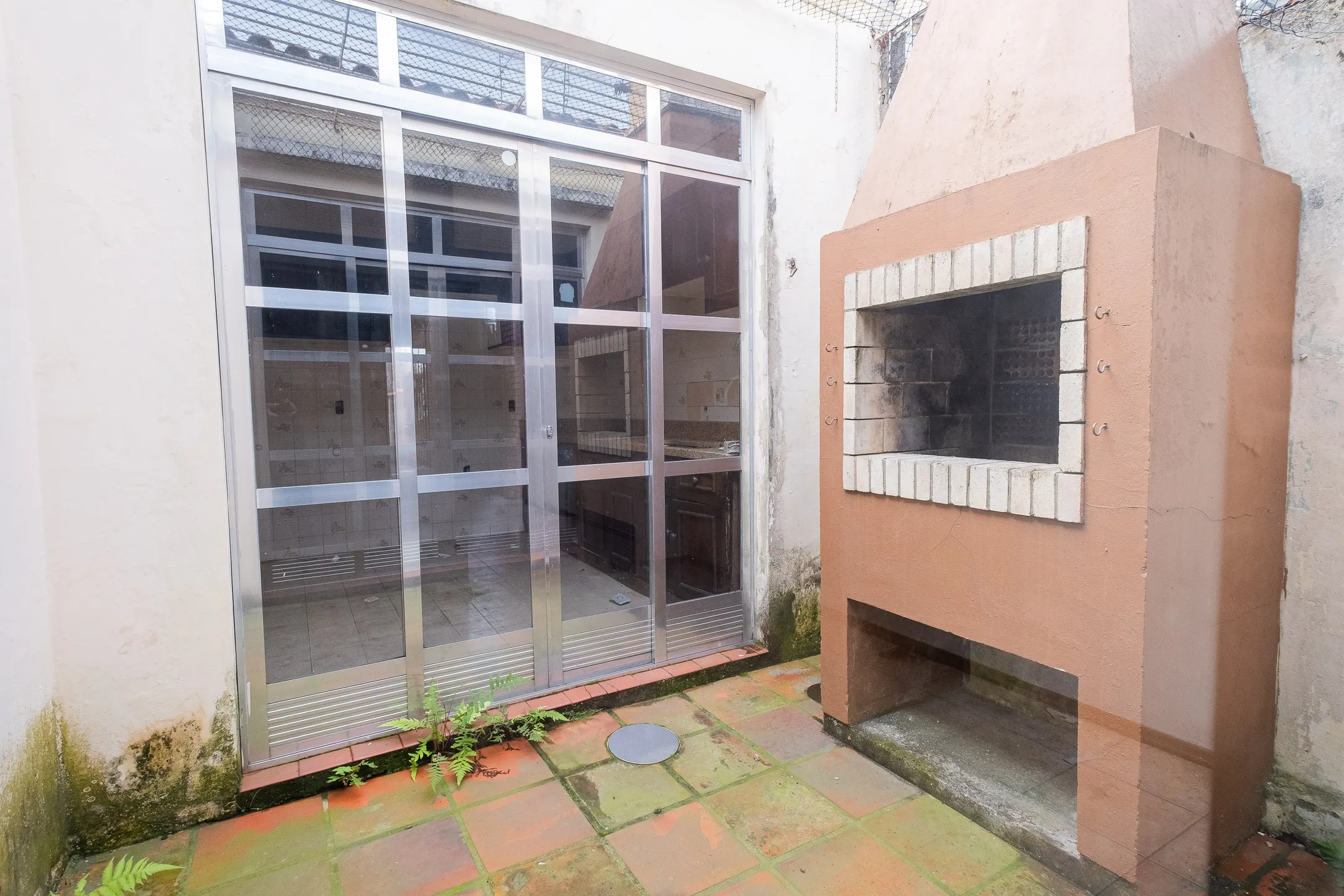 Casa à venda na Rua General Osório, Centro - 138 m², 2 quartos, sala com lareira, pátio aos fundos e garagem. - 12