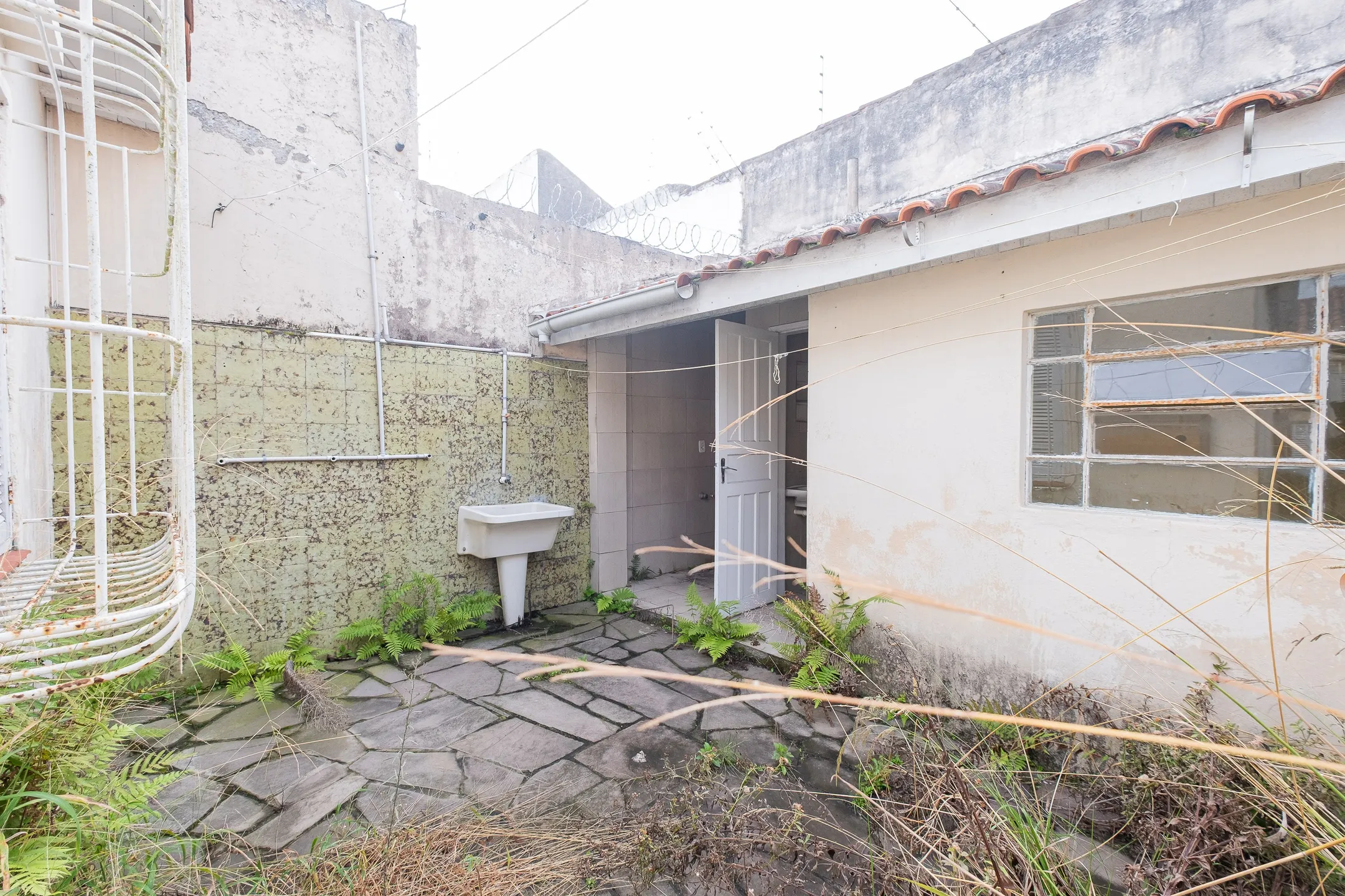 Casa à venda na Rua General Osório, Centro - 138 m², 2 quartos, sala com lareira, pátio aos fundos e garagem. - 14